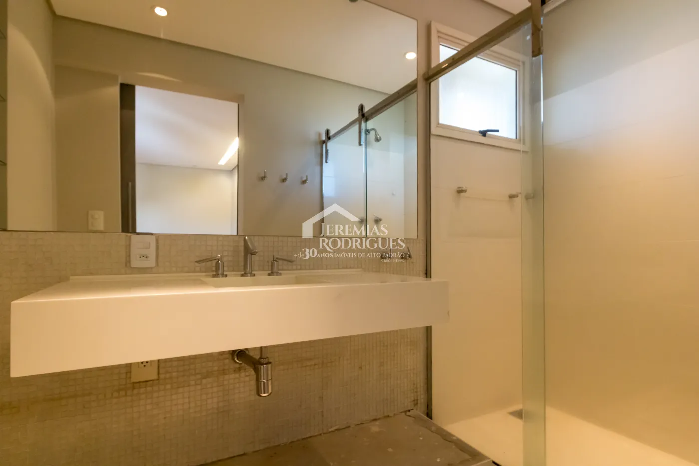 Apartamento à venda com 3 suítes, 274 m² no Edifício Milão em Taubaté/SP.