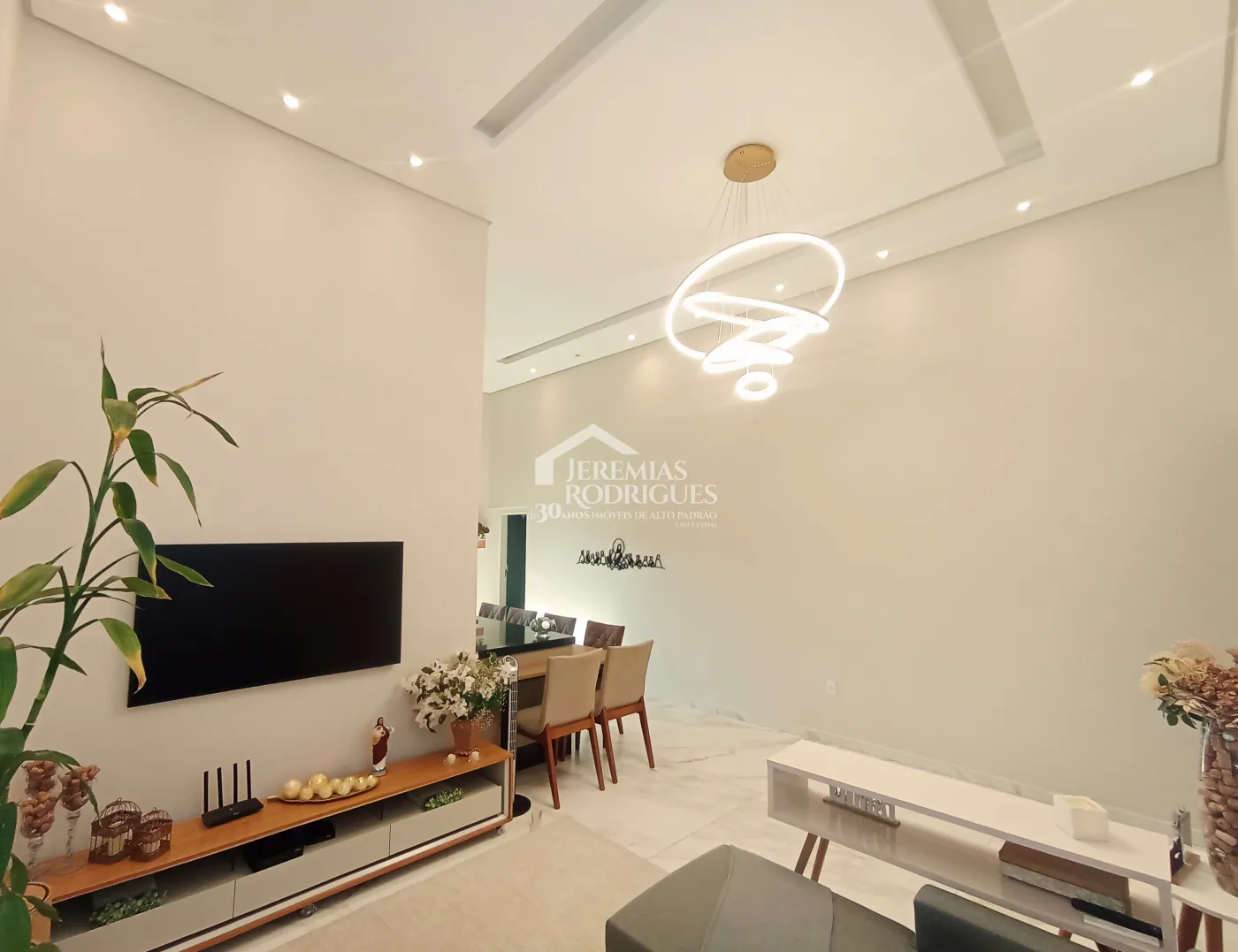 Casa à venda com 3 dormitórios no Condomínio Terras do Vale em Caçapava/SP.