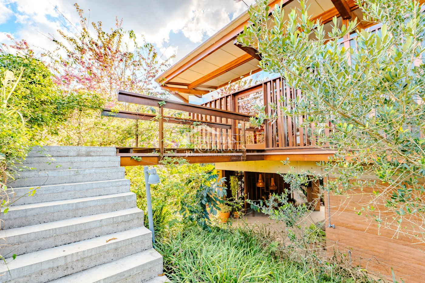 Mansão à venda com 4 suítes no Condomínio Parque da Mantiqueira em Santo Antônio do Pinhal/SP.