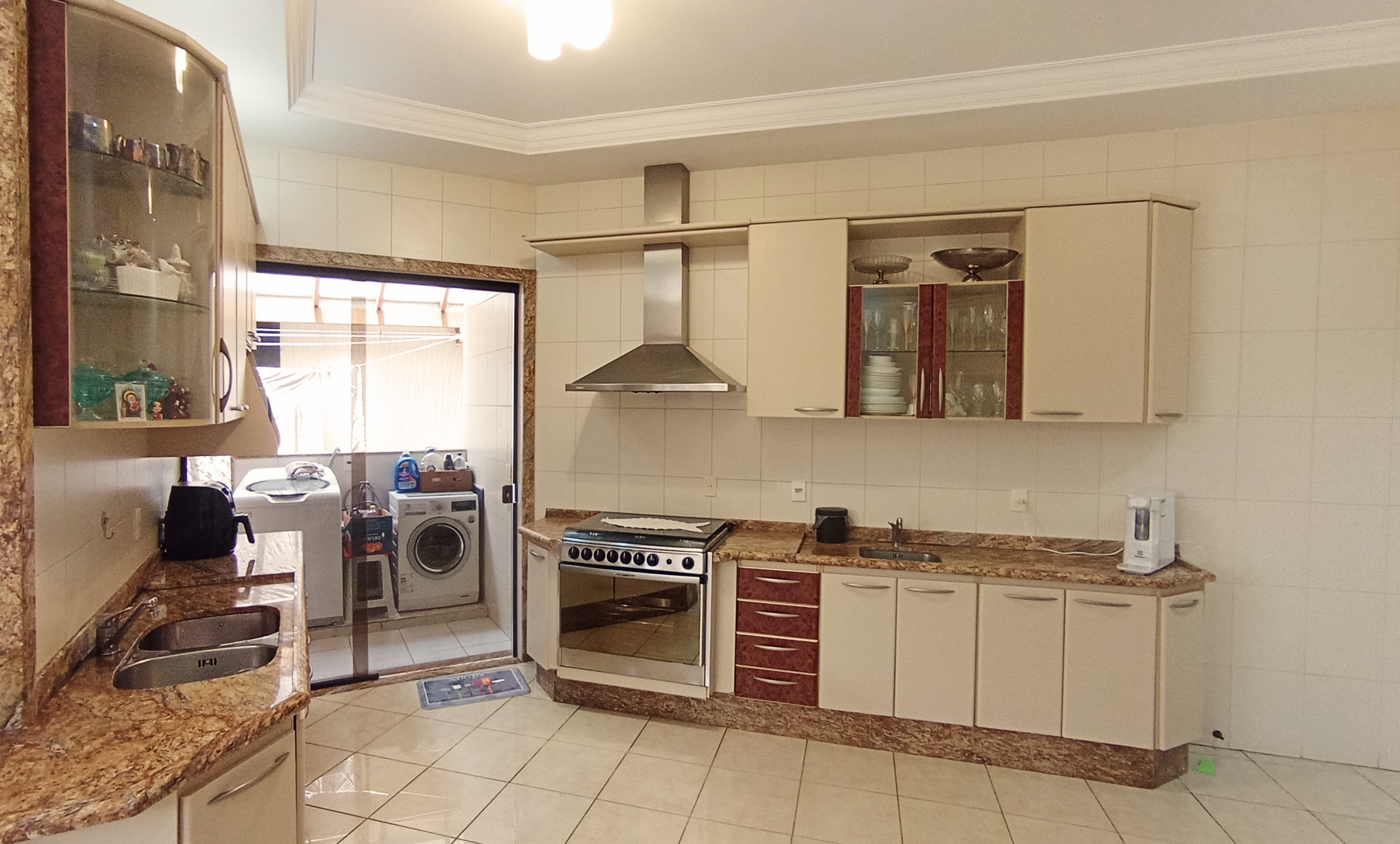 Casa à venda com 4 dormitórios no Condomínio Taubaté Village em Taubaté/SP.