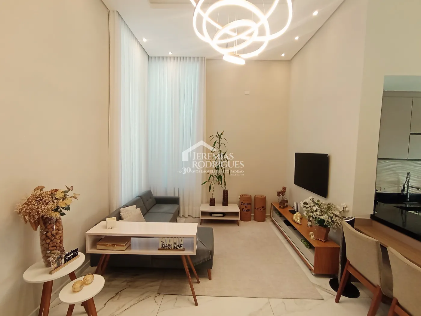 Casa à venda com 3 dormitórios no Condomínio Terras do Vale em Caçapava/SP.