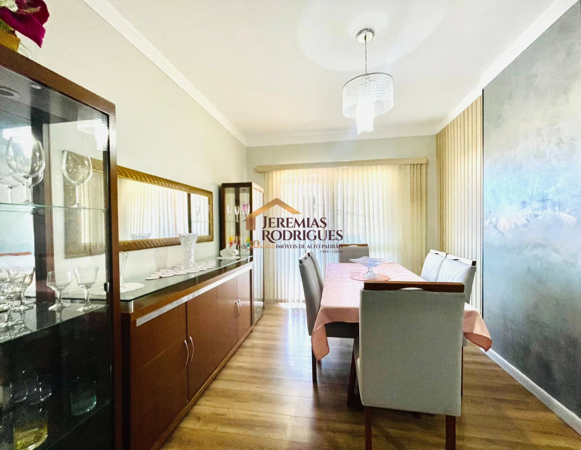 Apartamento à venda no Edifício Maison em Taubaté/ SP.
