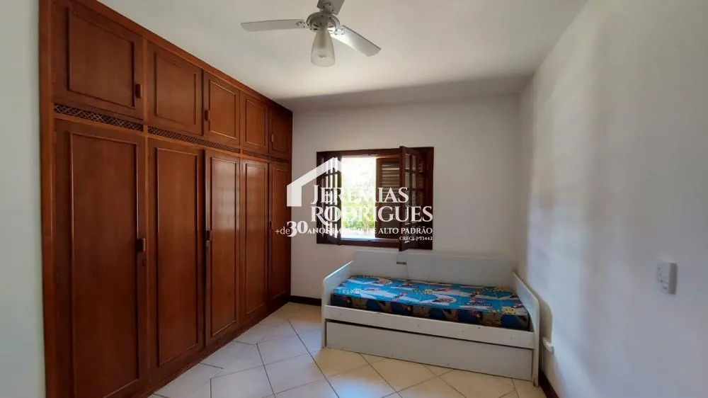 Casa térrea com 5 dorm - Condomínio Village Paineiras.