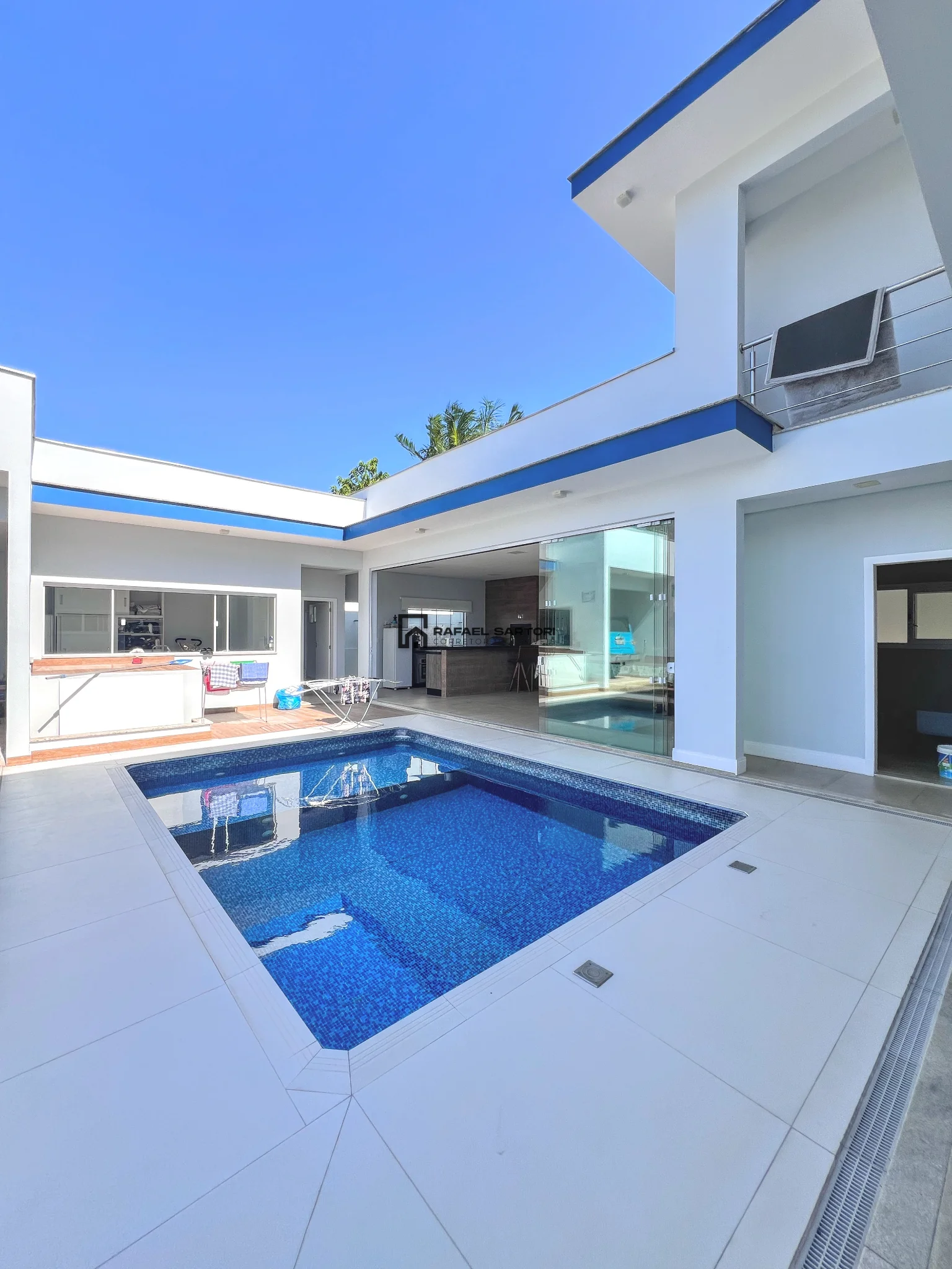 CASA COM 04 QUARTOS NO AMIZADE