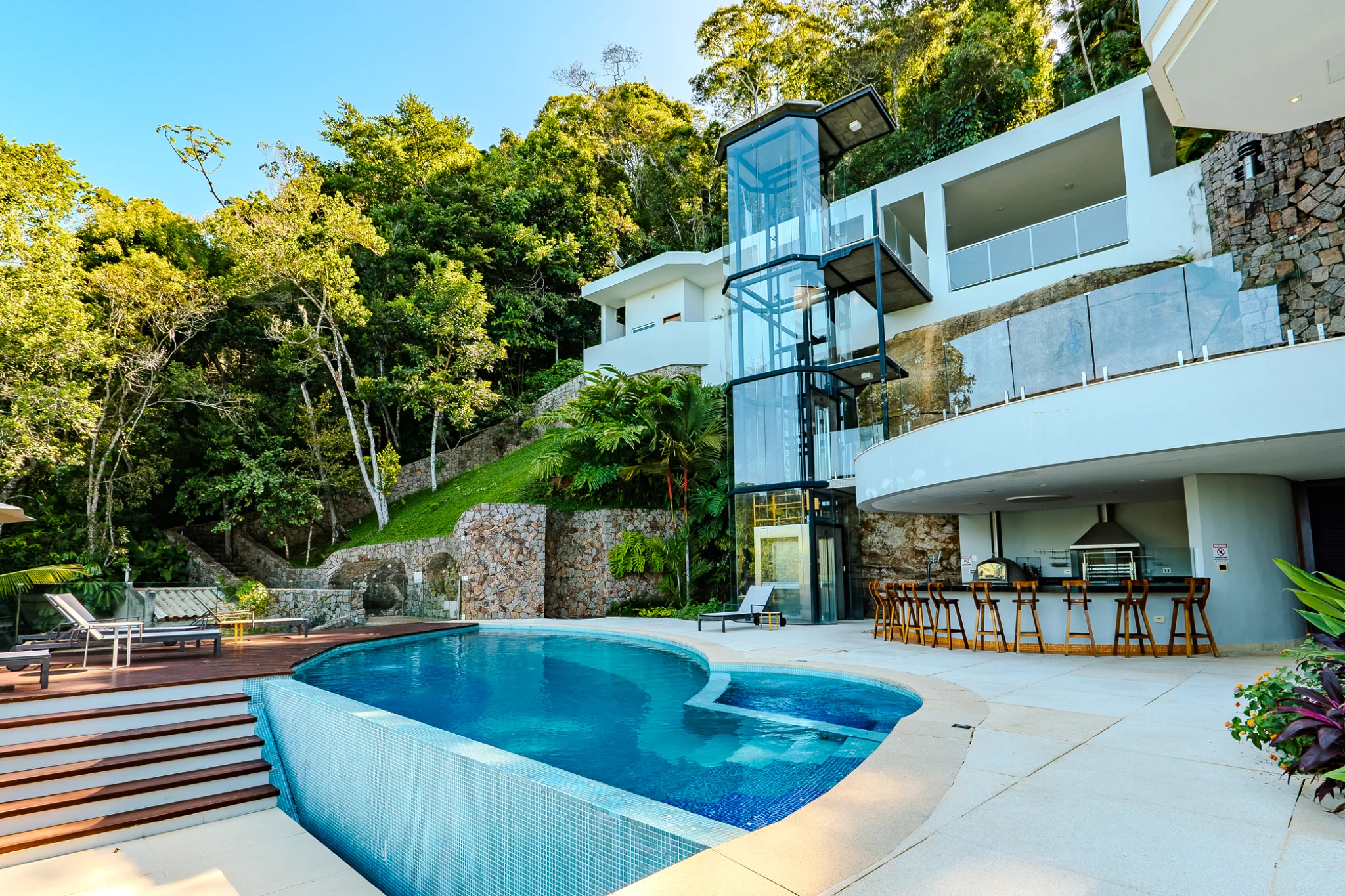 Casa com 4 suítes à venda no Condomínio Fortaleza em Ubatuba/SP.