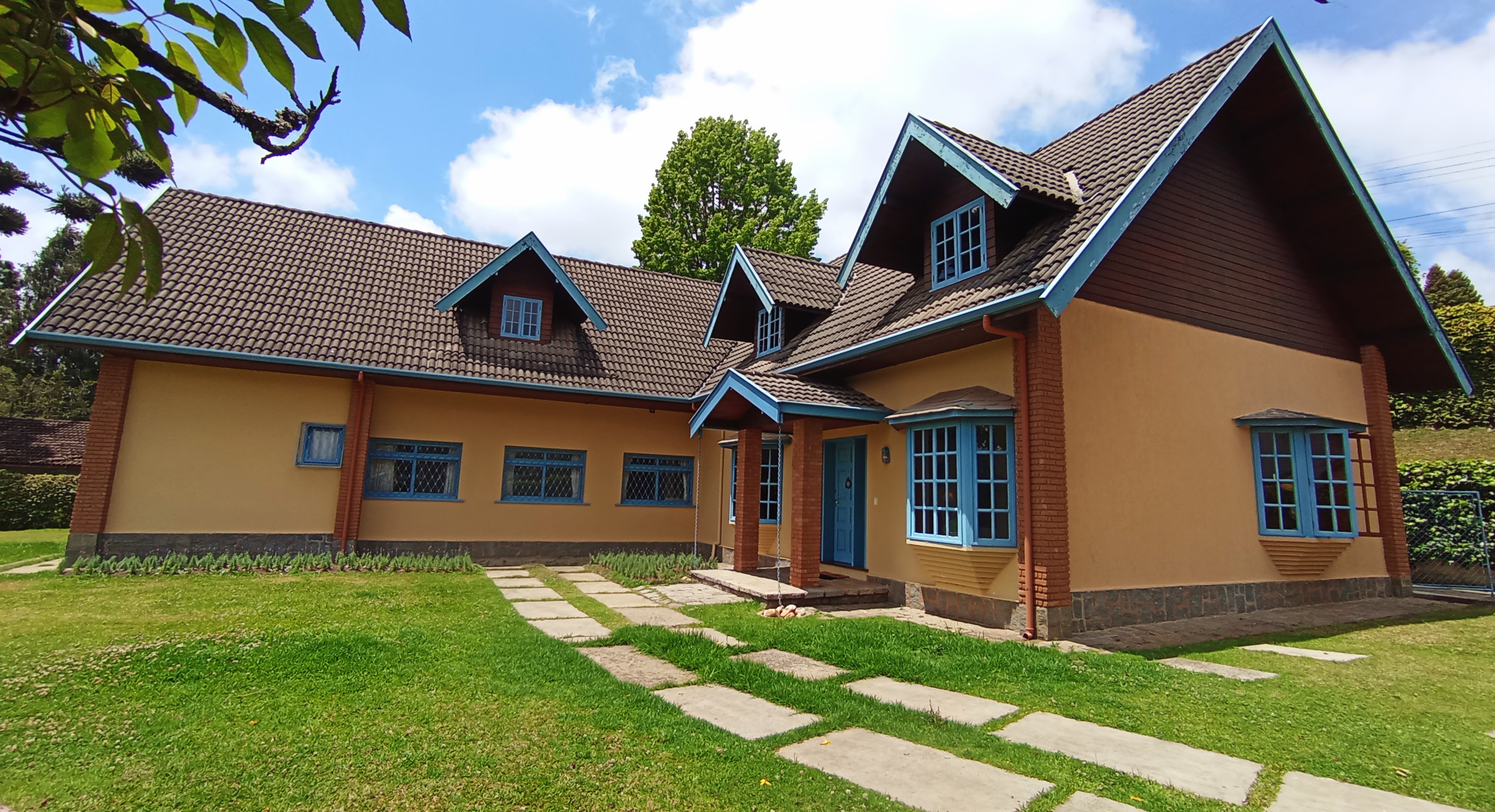 Casa à venda com 5 dormitórios no Capivari em Campos do Jordão/SP.