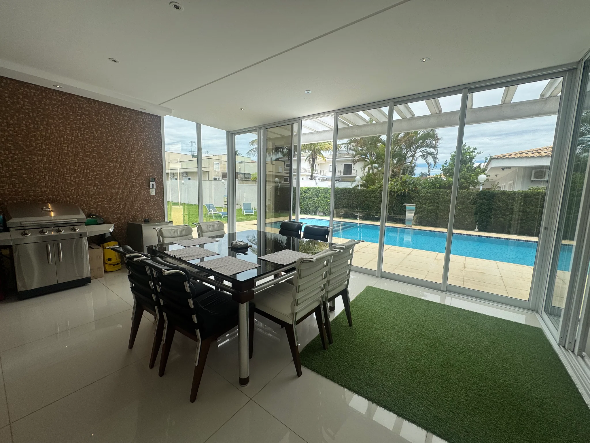 Casa à venda com 4 suítes no Condomínio Colonial Village I em Pindamonhangaba/SP. 