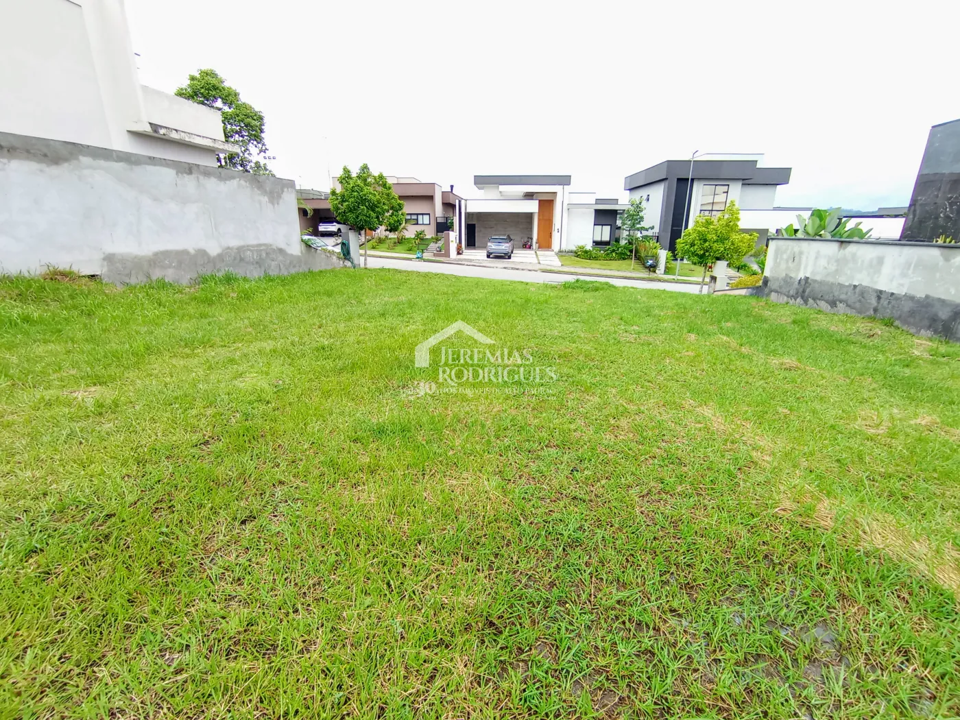 Terreno à venda com 451 m² no Condomínio Monte Carlo em São José dos Campos/SP.