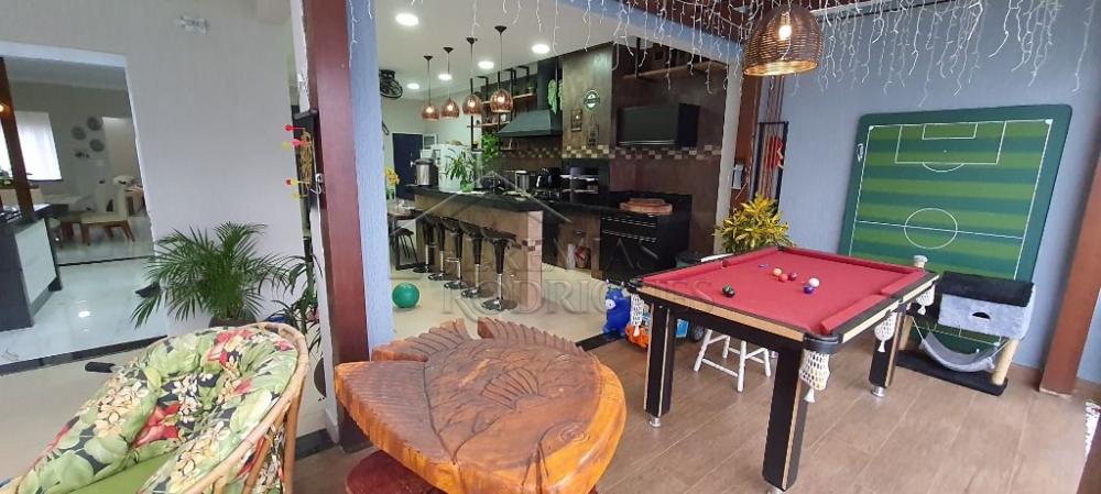 Casa à venda com 3 suítes no Condomínio Parque das Araucárias em Tremembé/SP.