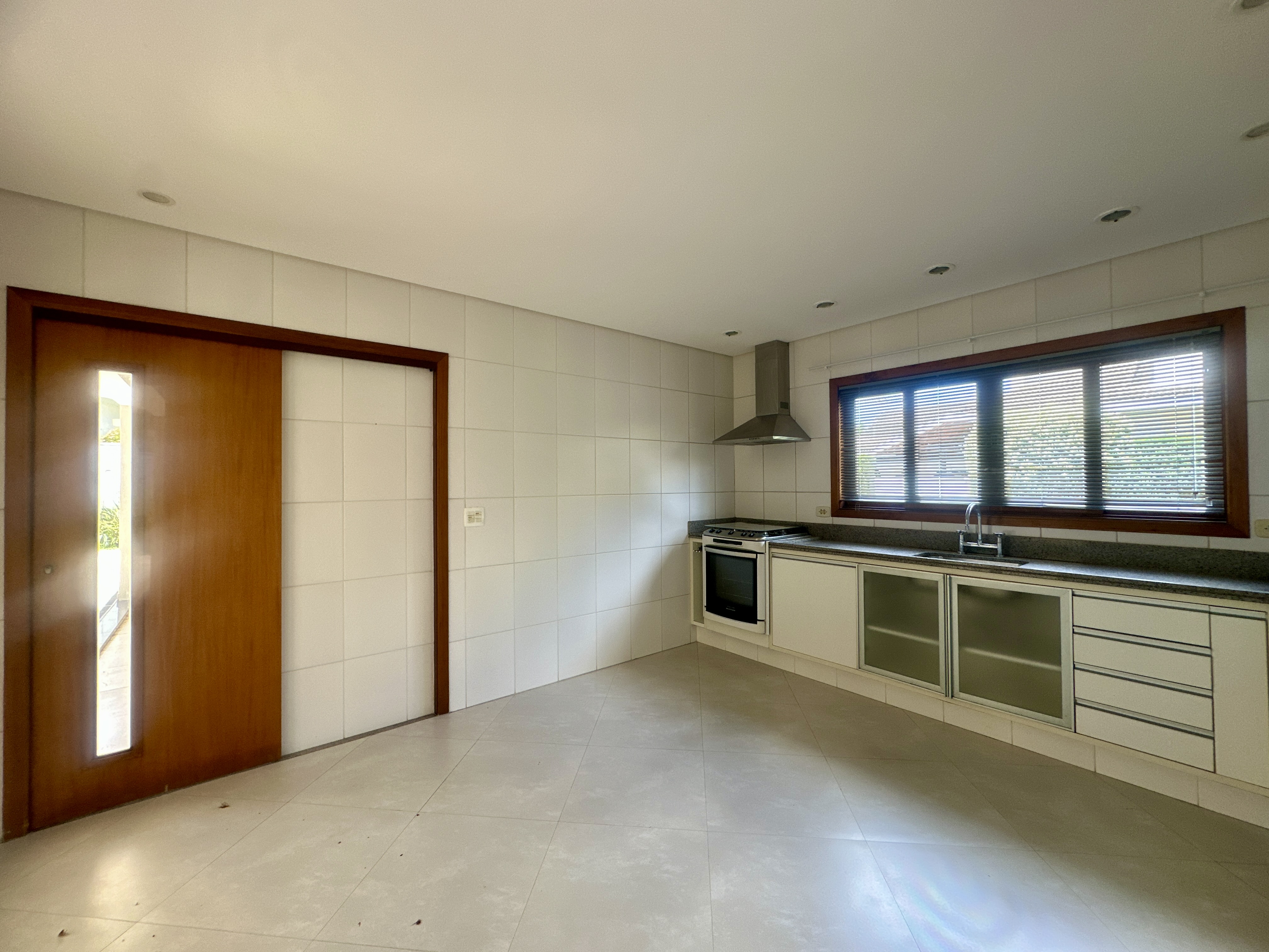 Casa para locação com 3 suítes no Condomínio Taubaté Village em Taubaté/SP. 