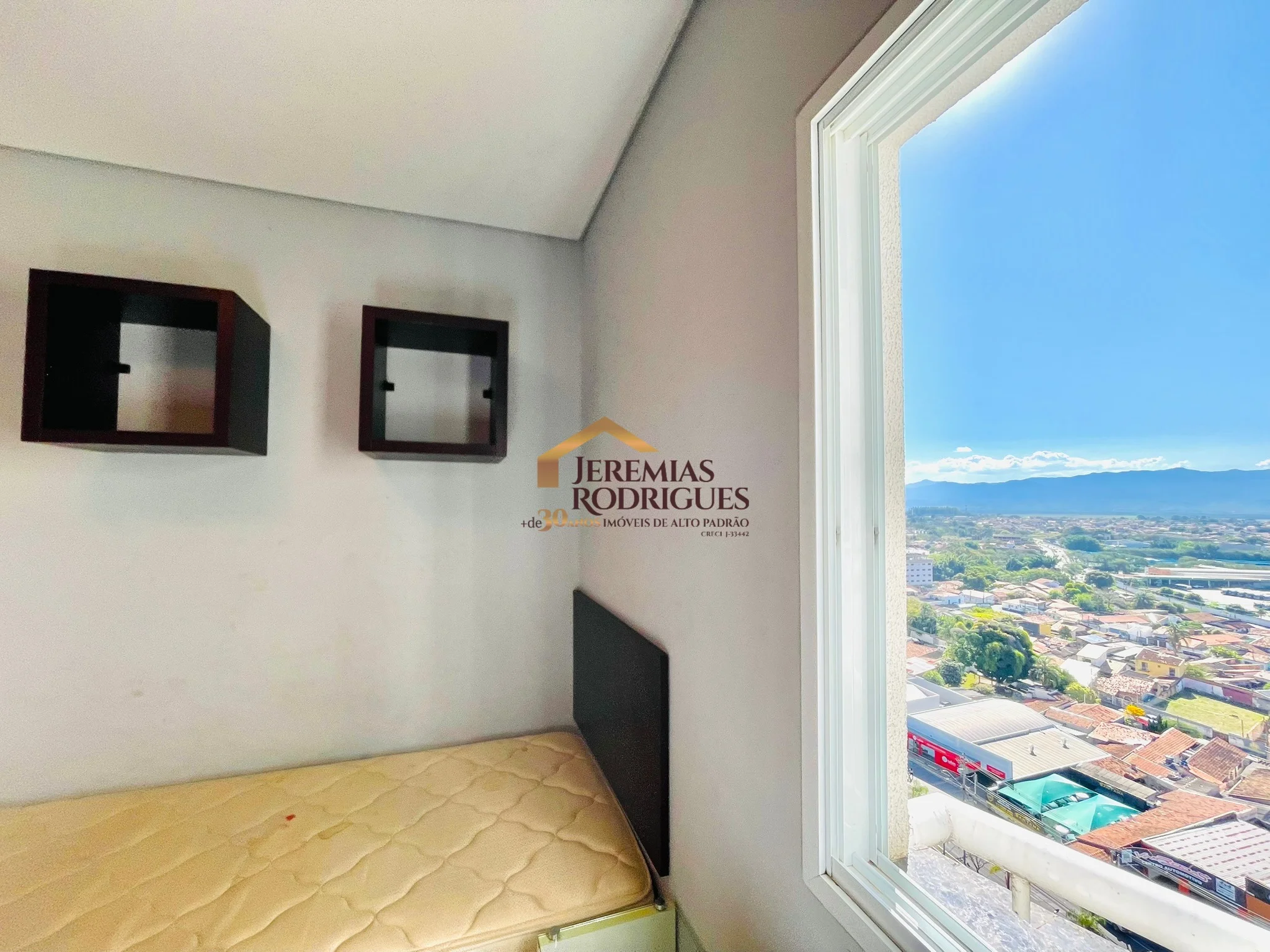 Cobertura Duplex semimobiliada para locação no Edifício Village Towers em Taubaté/SP.