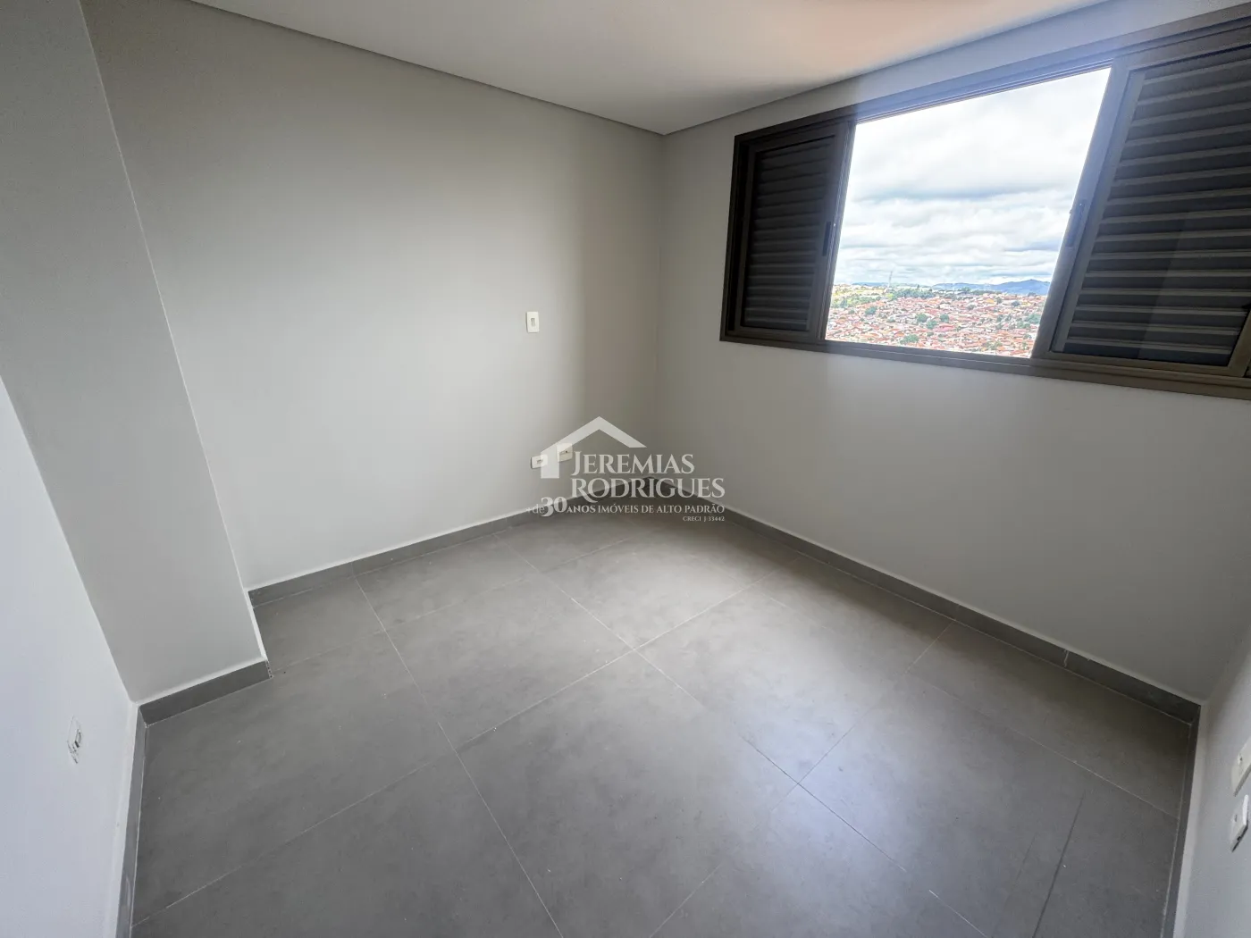 Apartamento à venda com 3 dormitórios, 119 m² no Edifício Jabuticabeiras em Taubaté/SP.