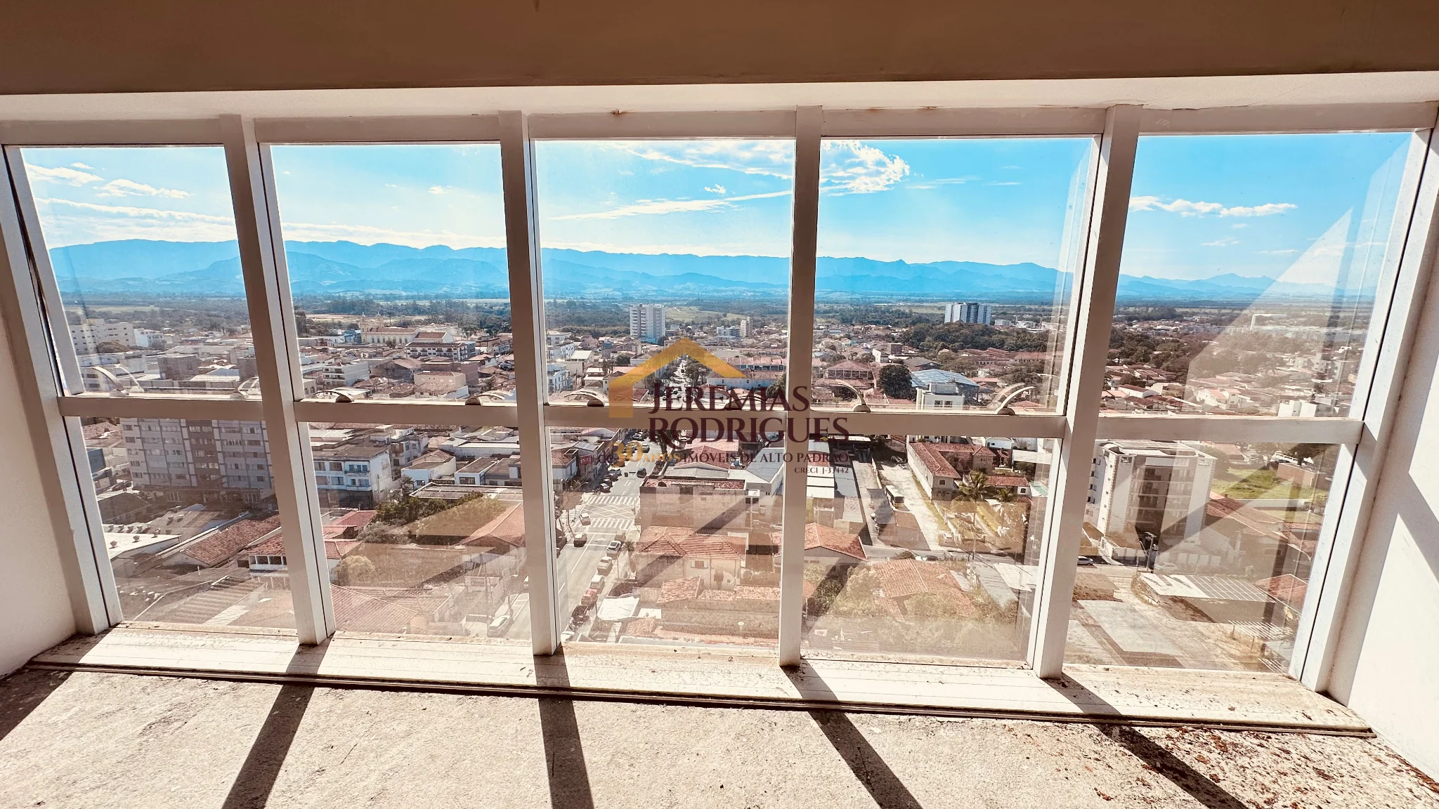 Sala Comercial com vista privilegiada para locação no Smart Office Centro em Pindamonhangaba/SP. — foto 1