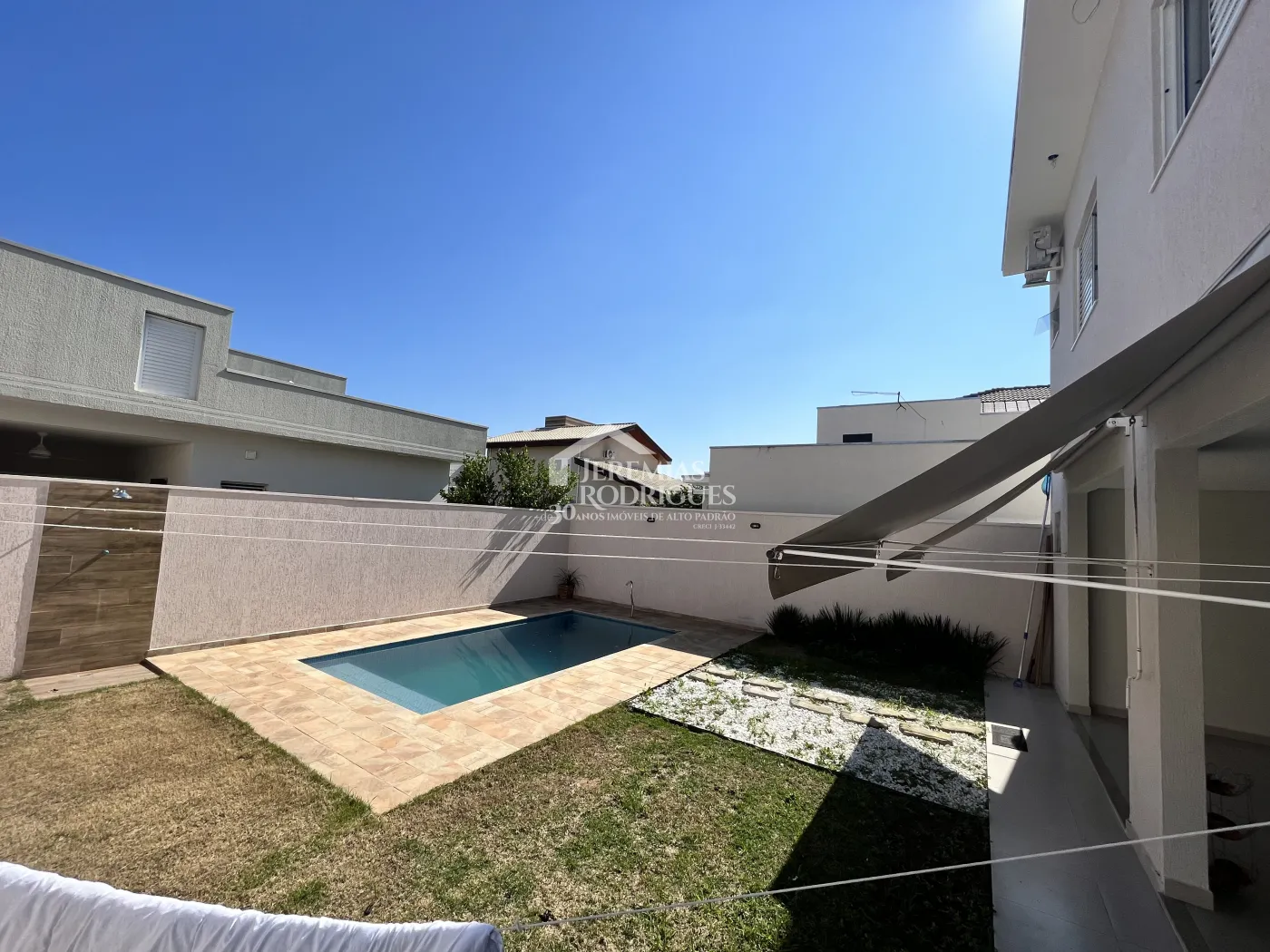 Casa assobradada à venda com 3 suítes no Condomínio Morada do Visconde em Tremembé /SP.