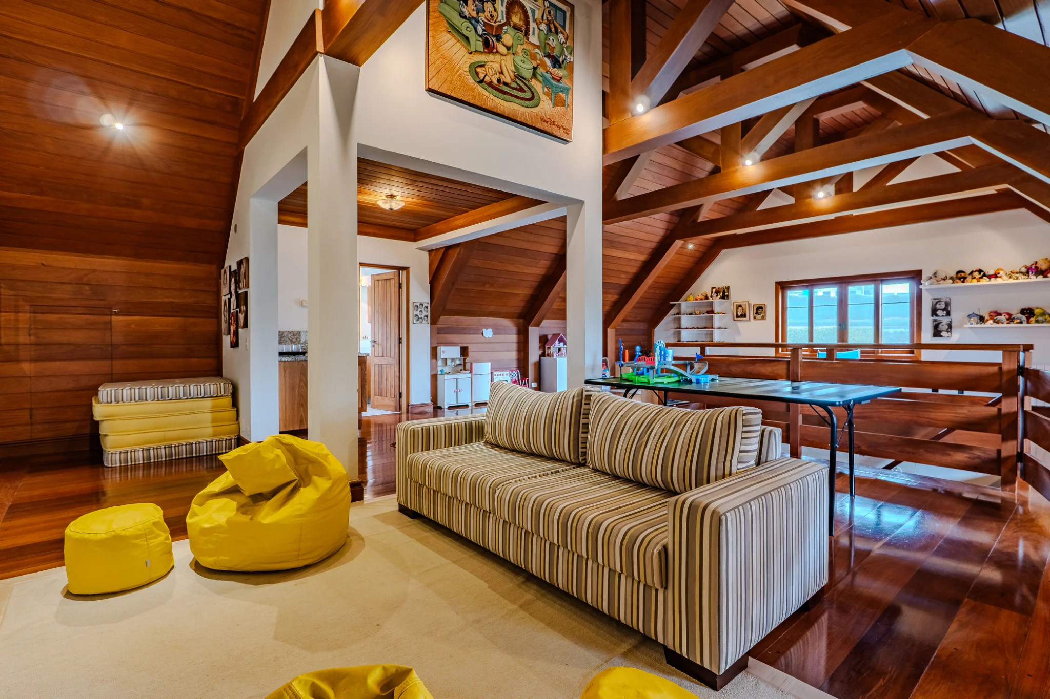 Casa à venda com 7 suítes no Condomínio Vila Simonsen em Campos do Jordão/SP. 