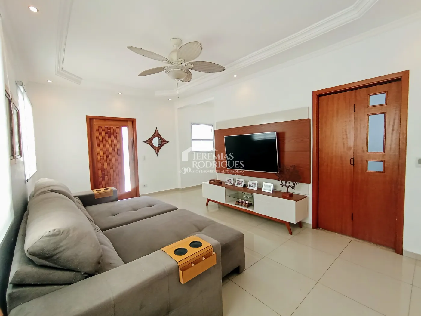 Casa assobradada com 3 suítes - Condomínio Jardim Oásis - Taubaté/SP.