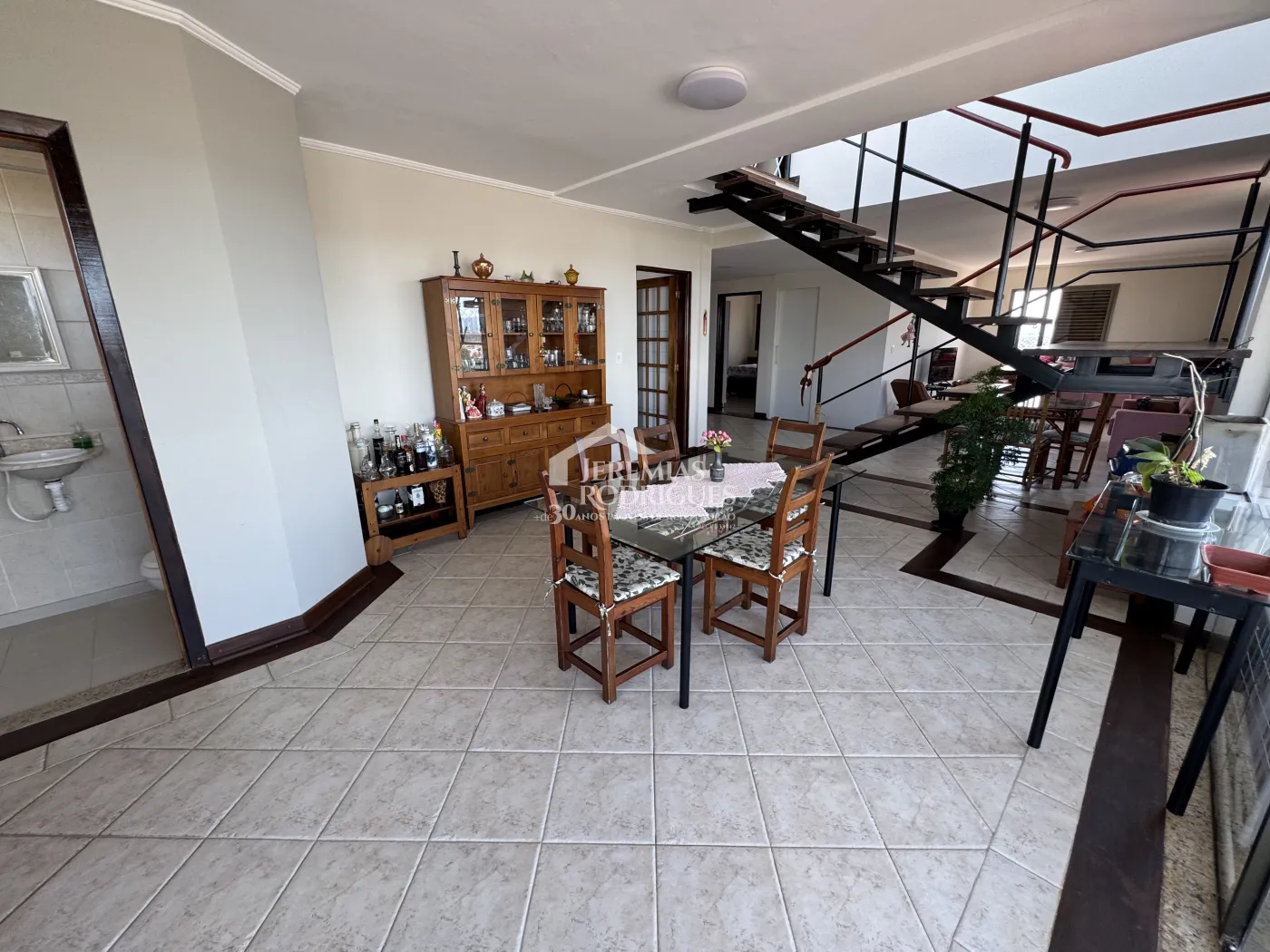 Apartamento à venda com 3 suítes, 276 m² no Edifício Vienna em Pindamonhangaba/SP.