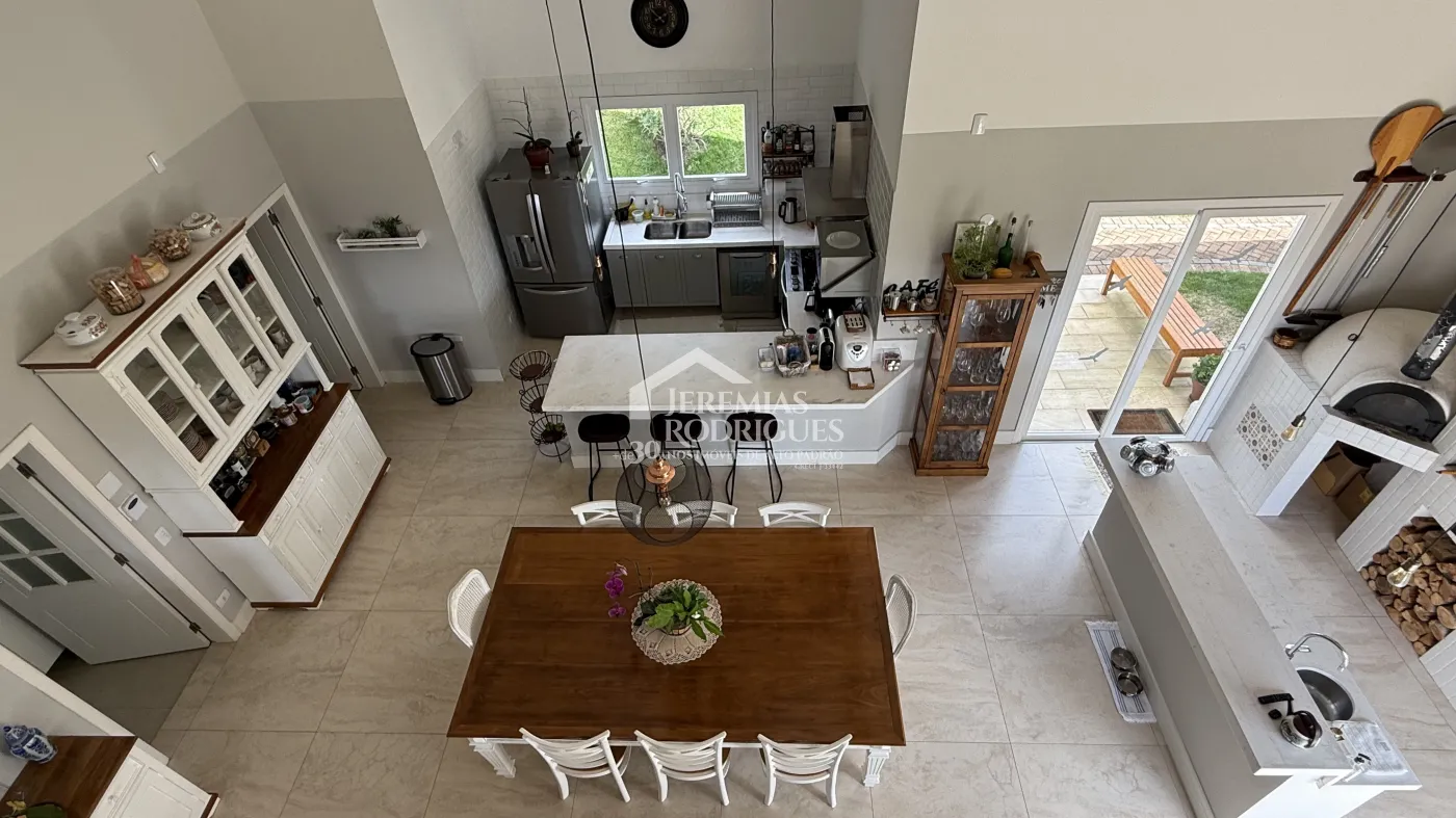 Casa à venda com 4 suítes no Condomínio Jardim Monte Belo em Campos do Jordão/SP.