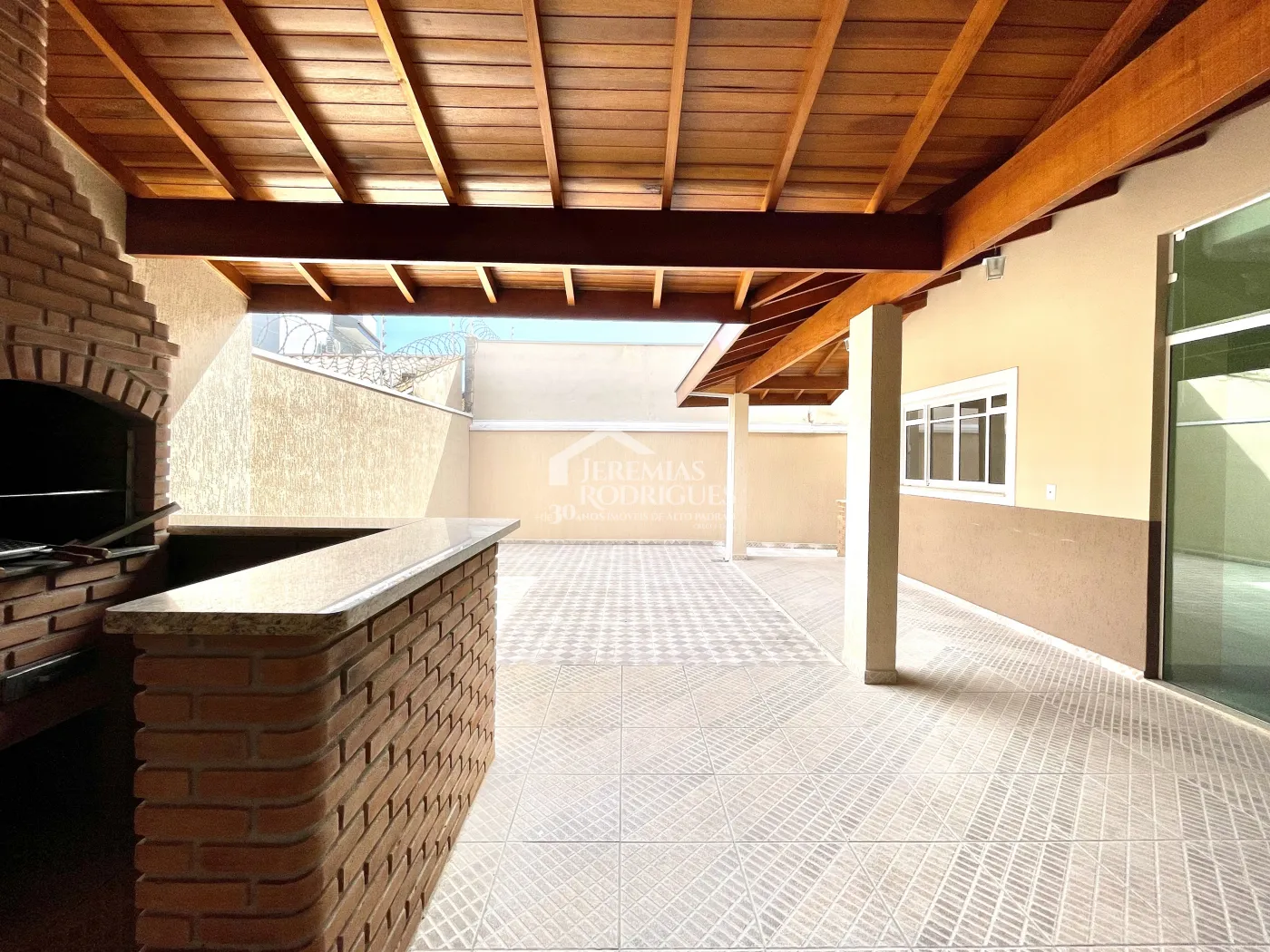 Casa para locação com 3 suítes no Condomínio Campos do Conde III em Tremembé/SP. 