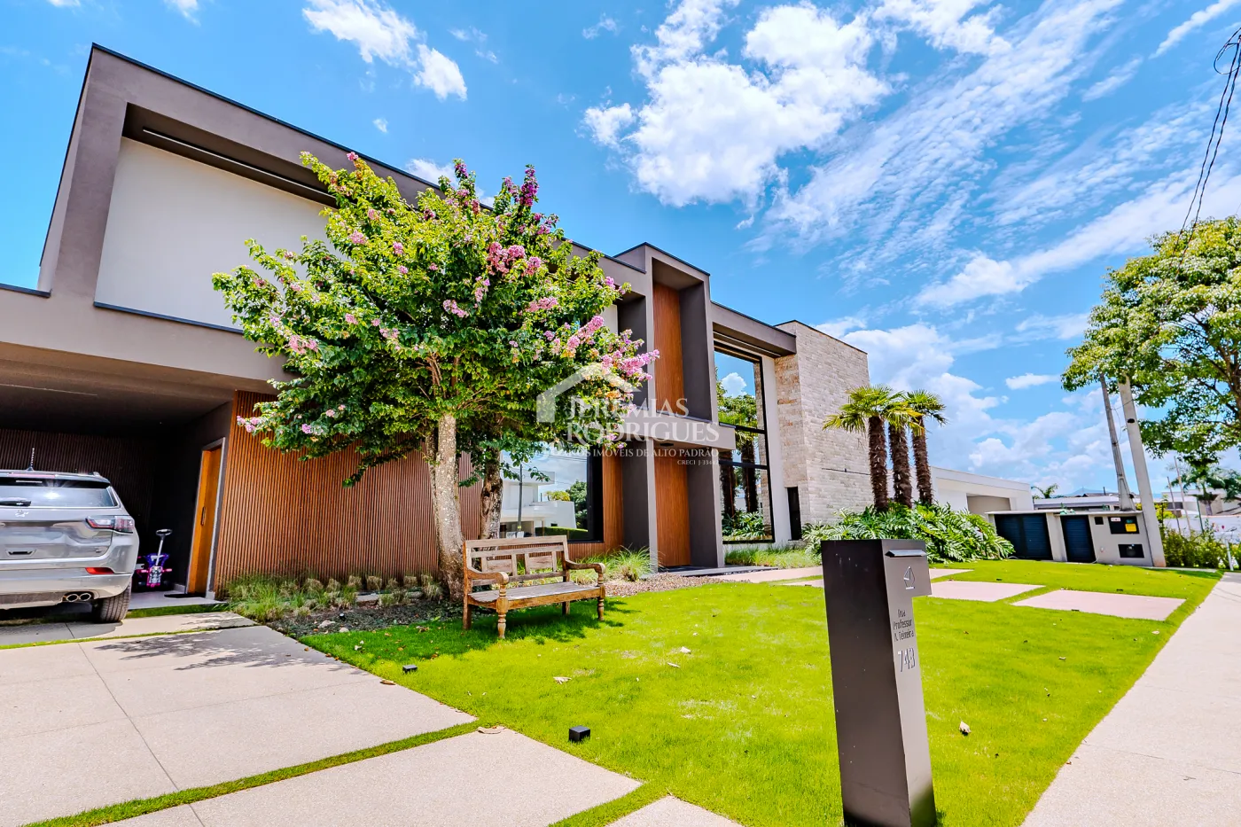 Casa à venda com 4 suítes no Condomínio Taubaté Village em Taubaté/SP.