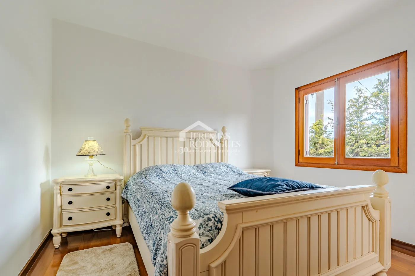 Casa assobradada à venda com 3 dormitórios no Condomínio Aldeia Austríaca em Campos do Jordão/SP.