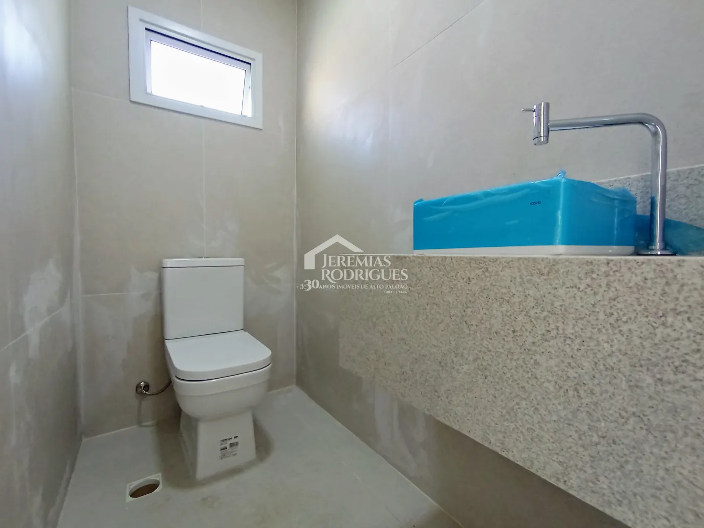 Casa à venda com 3 dormitórios no Condomínio Taubaté Village em Taubaté/SP.