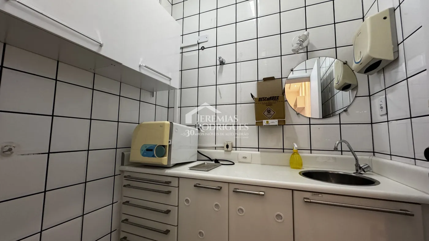 Sala comercial para venda e locação com 327 m² em Pindamonhangaba/SP.