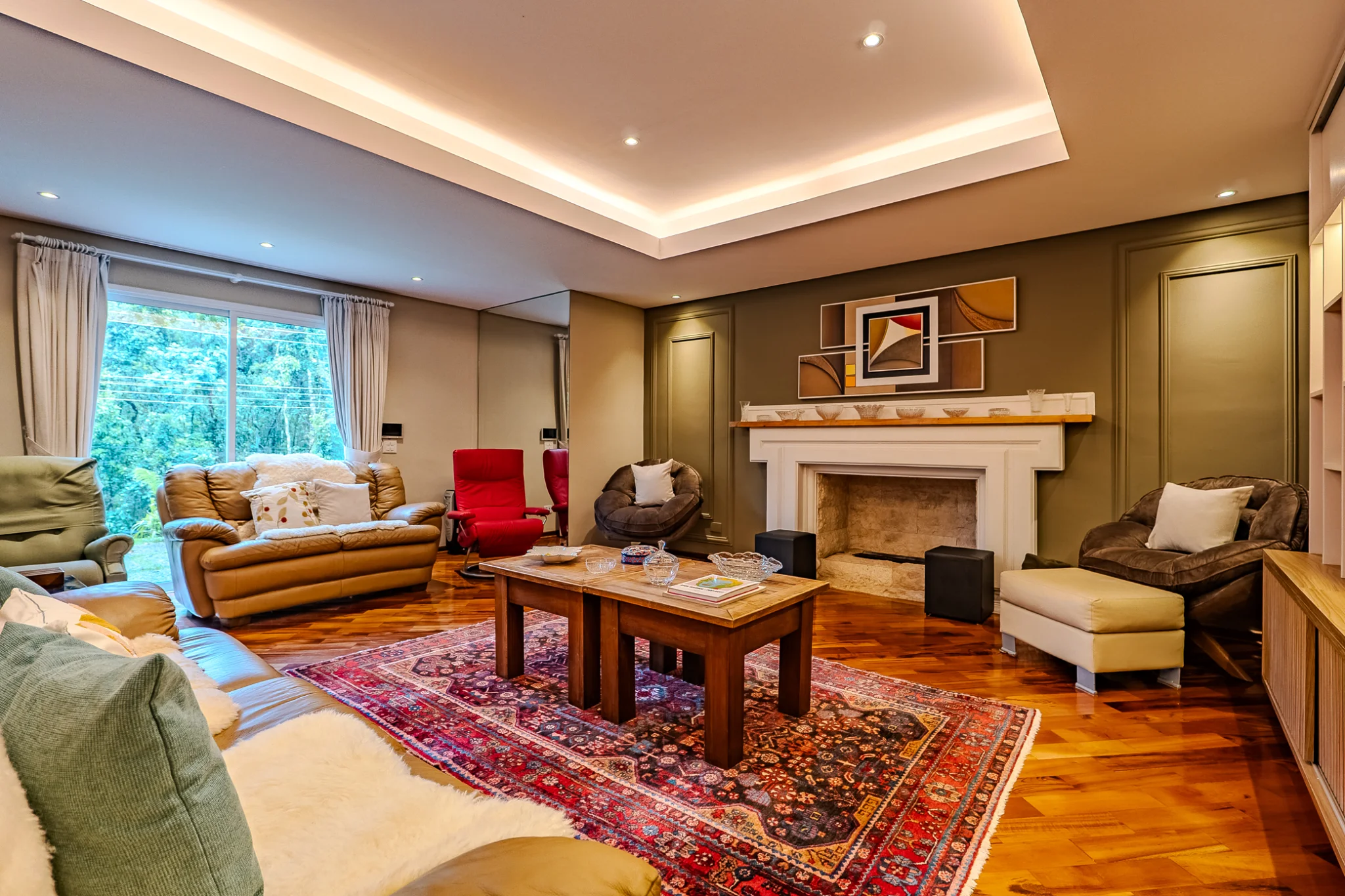 Casa à venda com 4 suítes no Parque Pedra do Baú em Campos do Jordão/SP. 