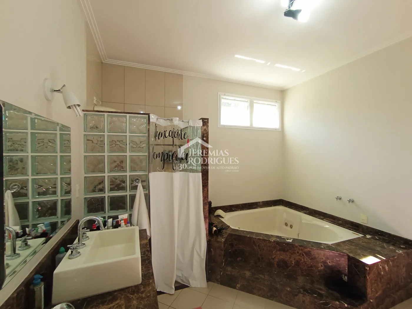 Casa à venda com 4 dormitórios no Condomínio Village Paineiras em Pindamonhangaba/SP