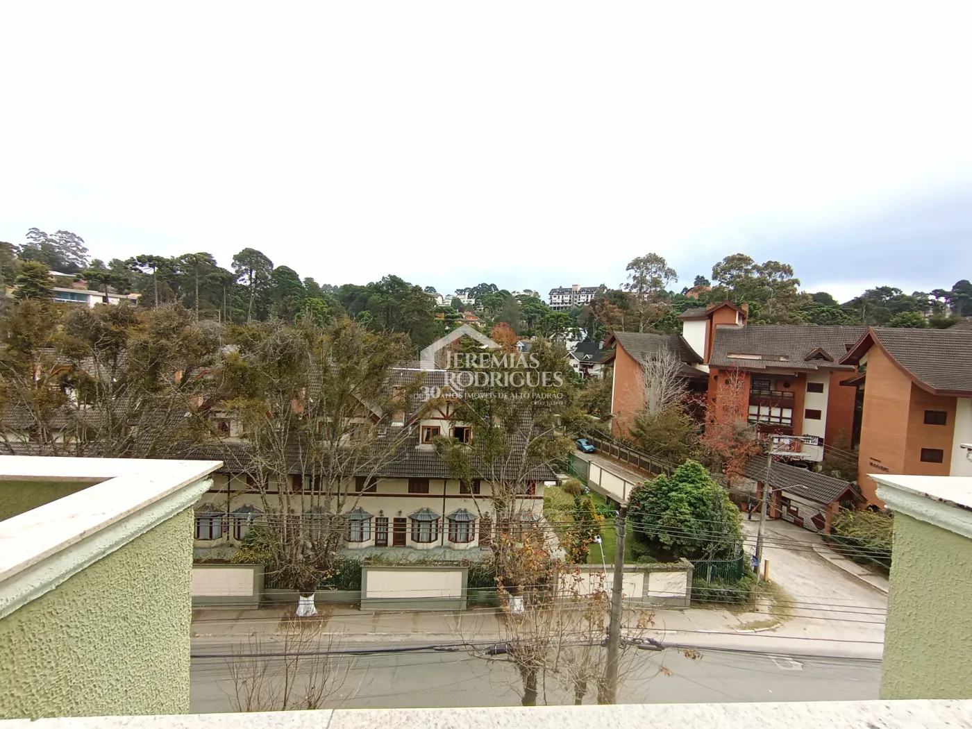 Apartamento duplex à venda com 4 suítes, 401 m² no Condomínio Chateau D Amboise em Campos do Jordão/SP.