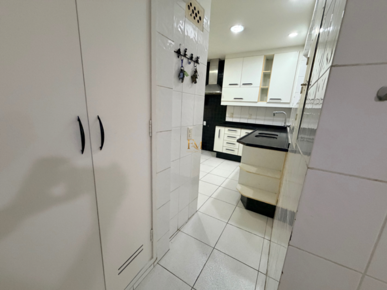 Apartamento à venda com amplitude, design, 4 quartos, e 2 vagas a 350m da praia em Copacabana posto