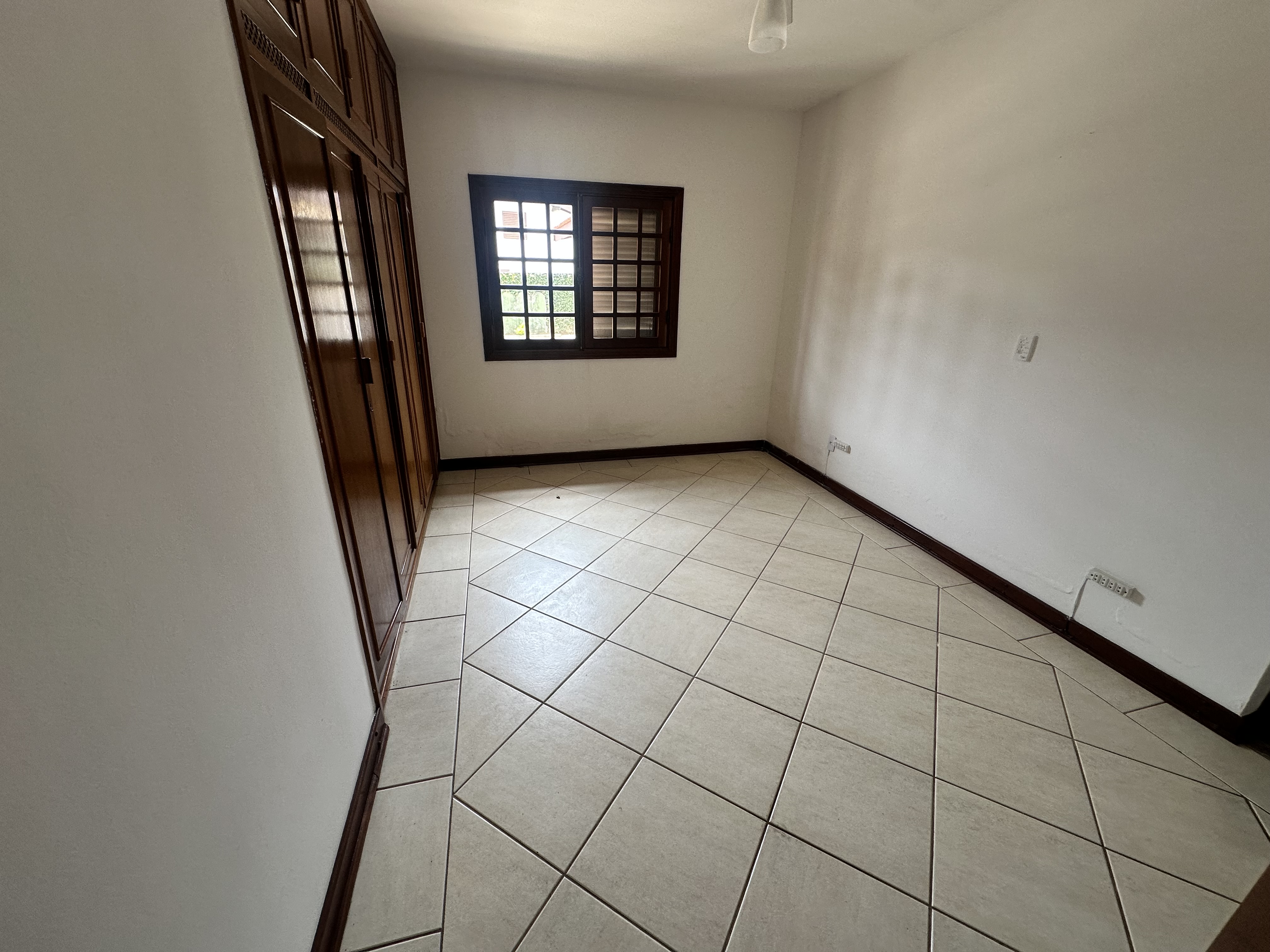 Casa para venda e locação com 6 dormitórios no Condomínio Village Paineiras em Pindamonhangaba/SP.