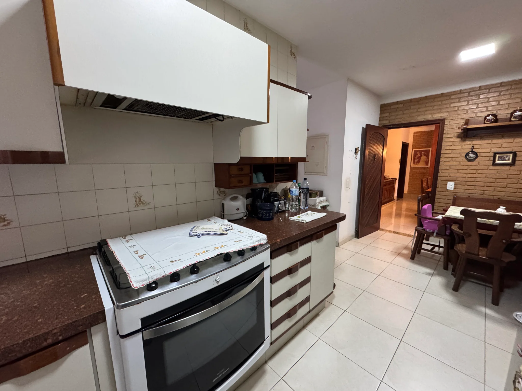 Casa à venda com 5 dormitórios no Condomínio Villlage Paineiras em Pindamonhangaba/SP. 