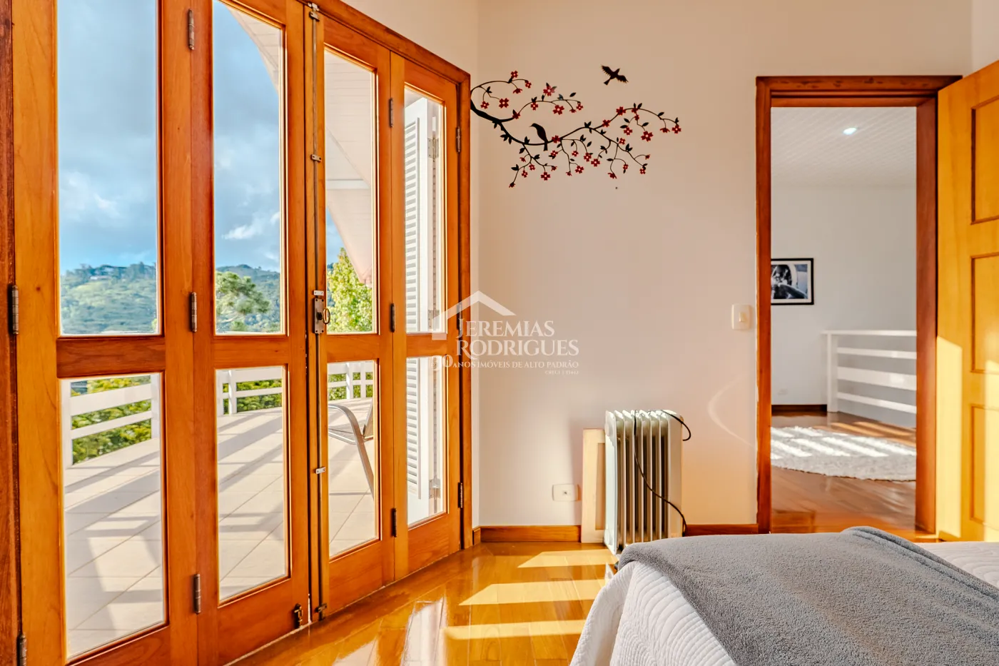 Casa assobradada à venda com 3 dormitórios no Condomínio Aldeia Austríaca em Campos do Jordão/SP.