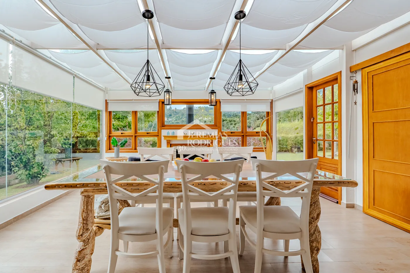 Casa assobradada à venda com 3 dormitórios no Condomínio Aldeia Austríaca em Campos do Jordão/SP.