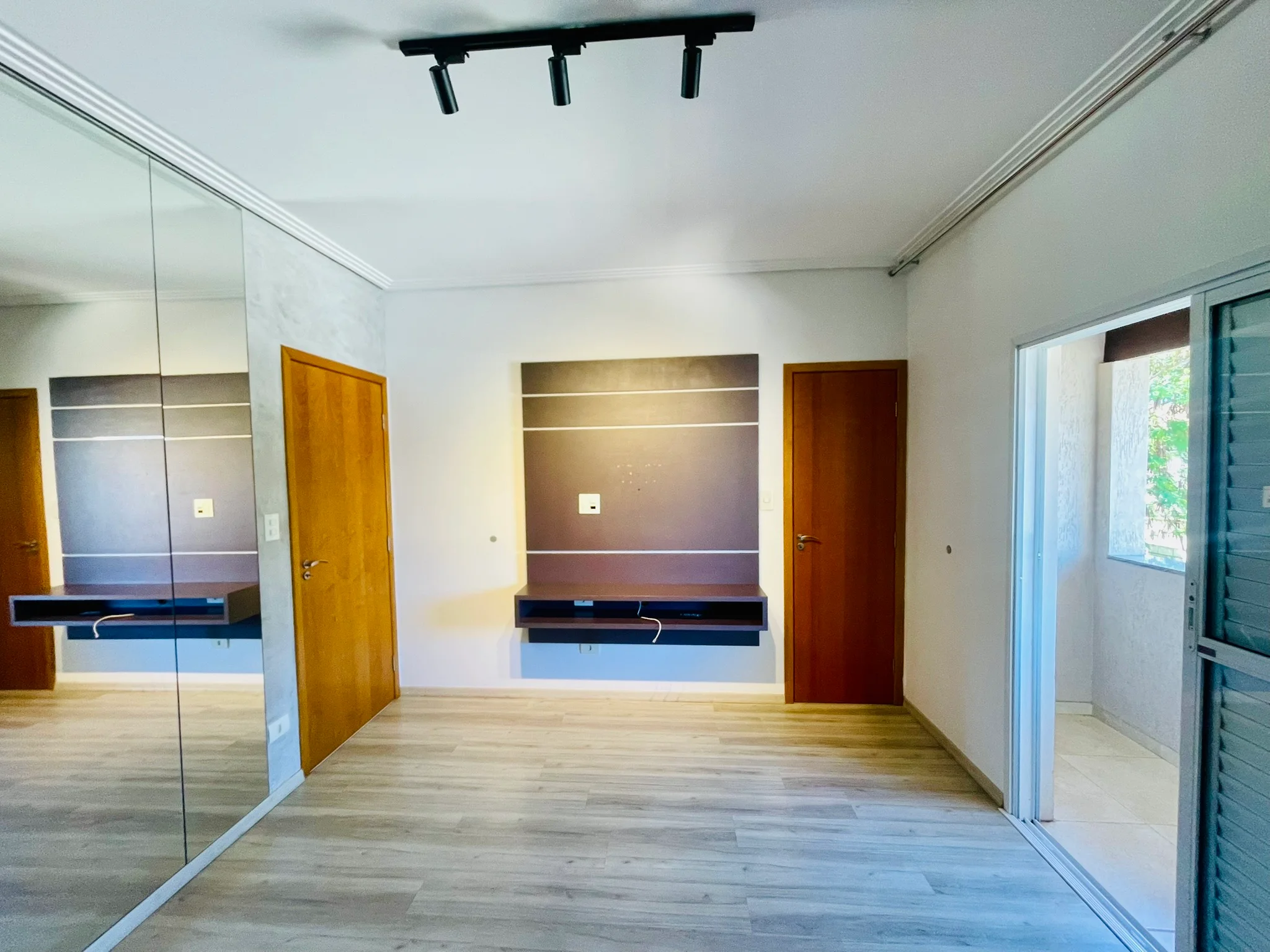 Casa à venda com 4 dormitórios no Condomínio Campos do Conde III em Tremembé/SP. 