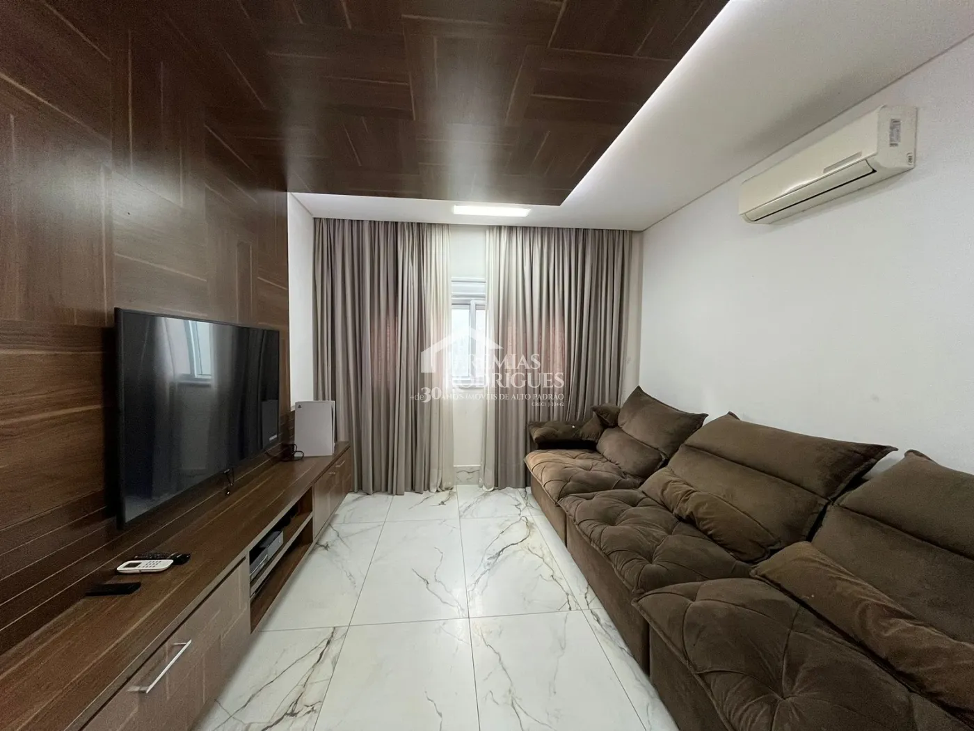 Casa assobradada à venda com 4 dormitórios no Condomínio Residencial Eldorado, em Tremembé/SP.