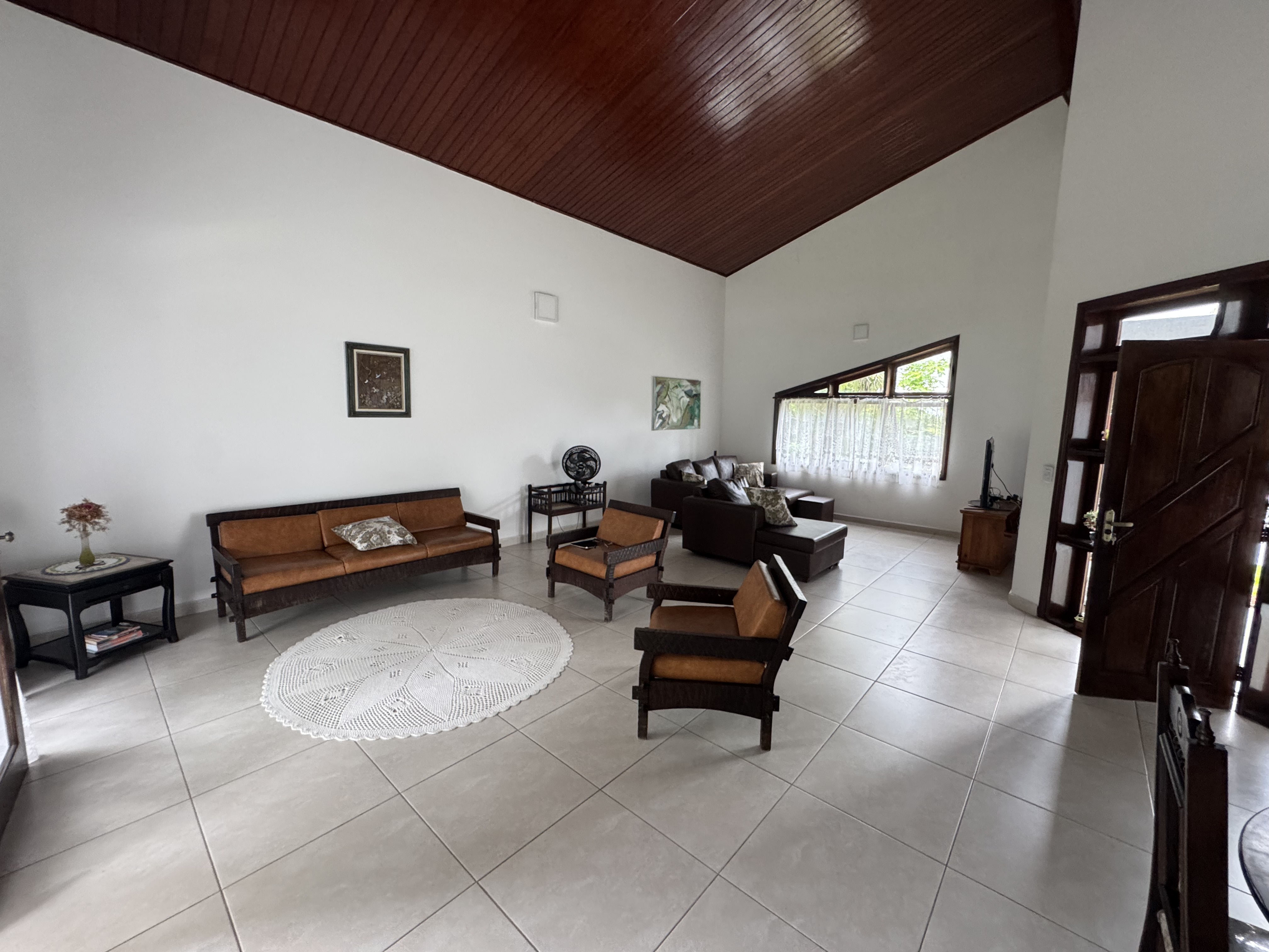 Casa à venda com 3 dormitórios no Condomínio Village Paineiras em Pindamonhangaba/SP.