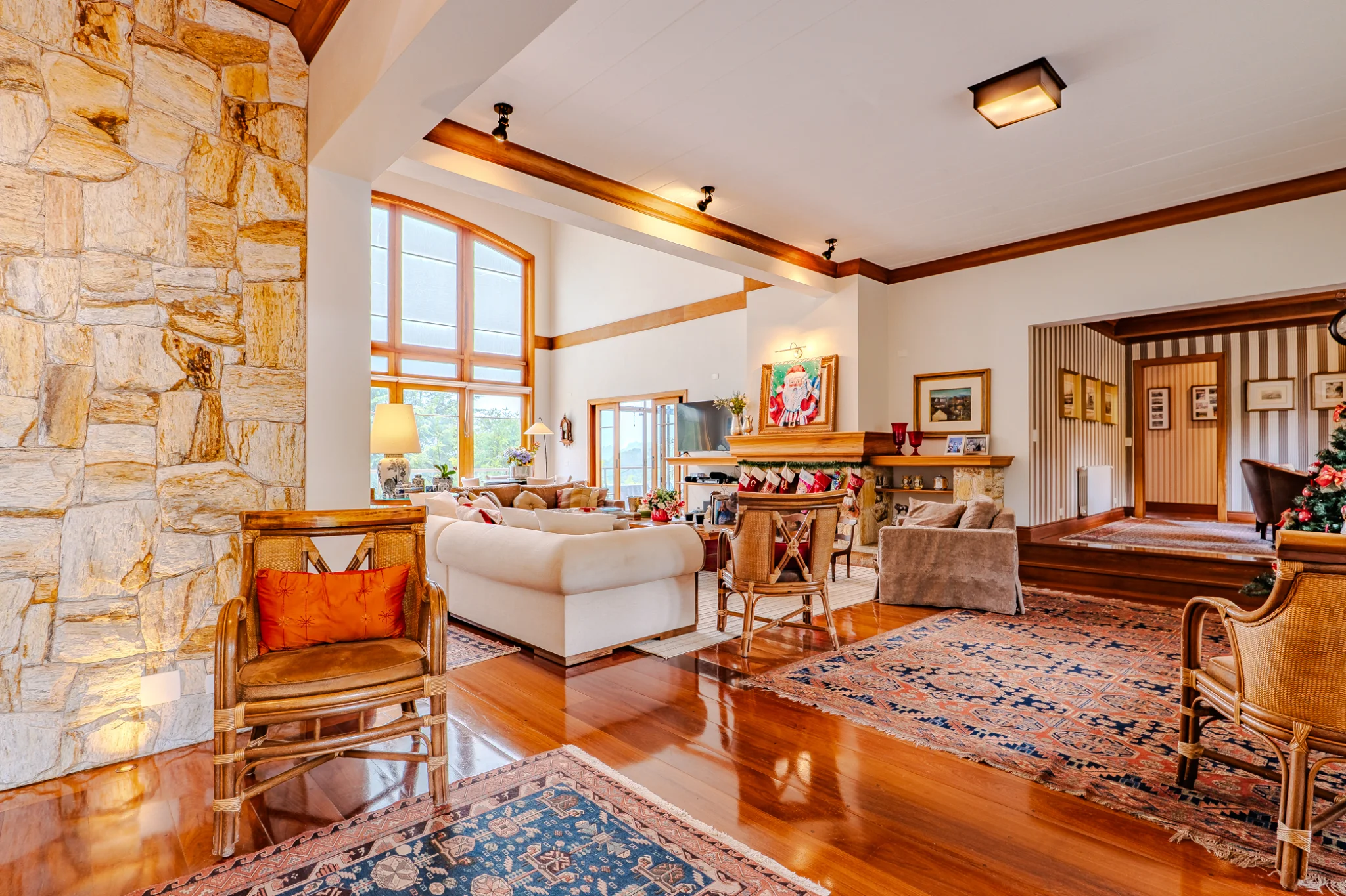 Casa à venda com 7 suítes no Condomínio Vila Simonsen em Campos do Jordão/SP. 