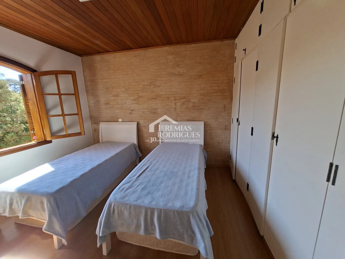 Casa à venda com 4 dormitórios no Condomínio Jardim Véu da Noiva em Campos do Jordão/SP.