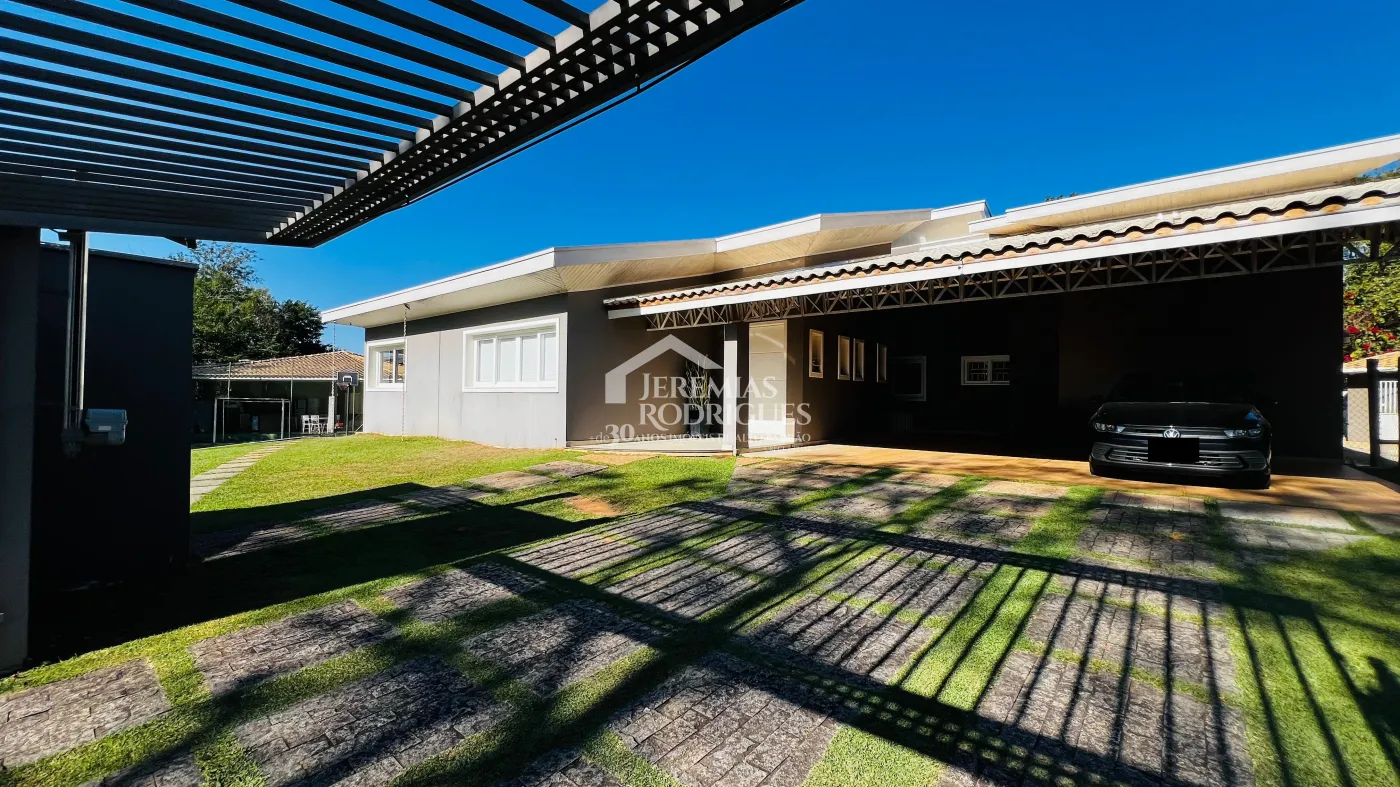Casa para venda e locação com 6 dormitórios no Condomínio Chácaras Cataguá em Taubaté/SP.