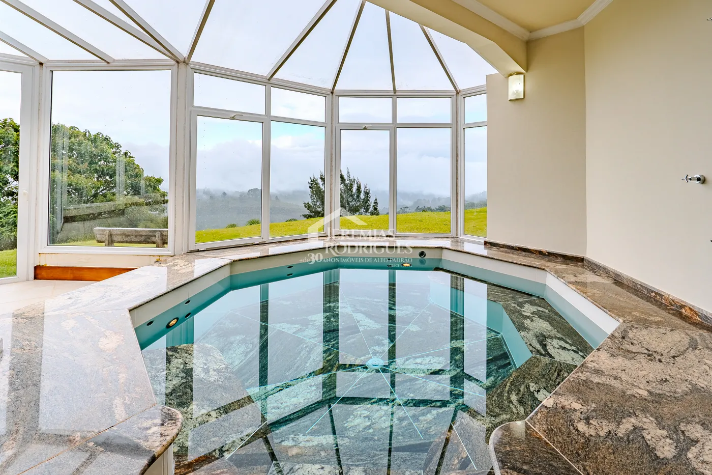 Casa à venda no Parque Pedra do Baú em Campos do Jordão/SP.