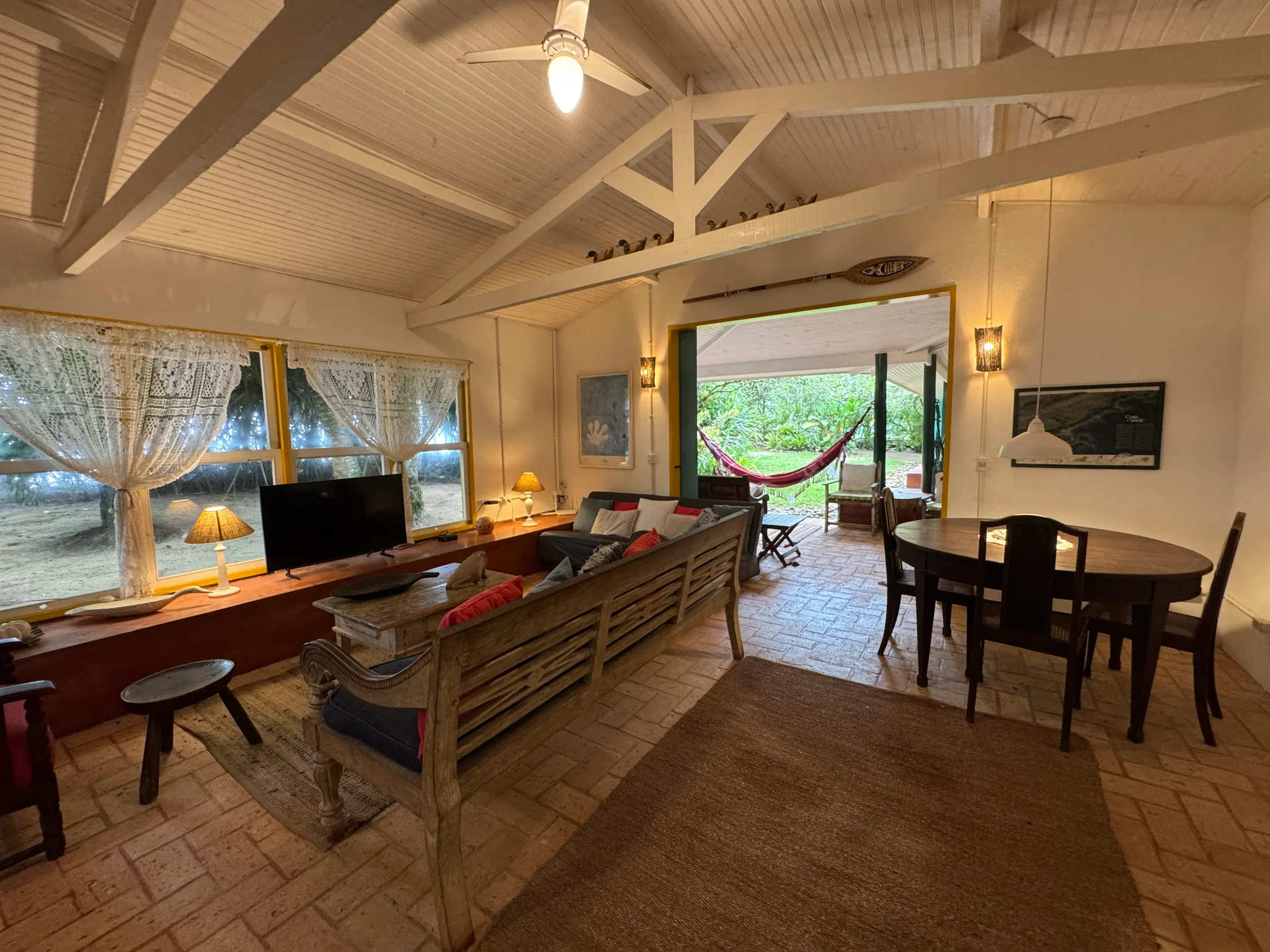 Casa à venda com 5 dormitórios na Praia Vermelha do Centro em Ubatuba/SP. 