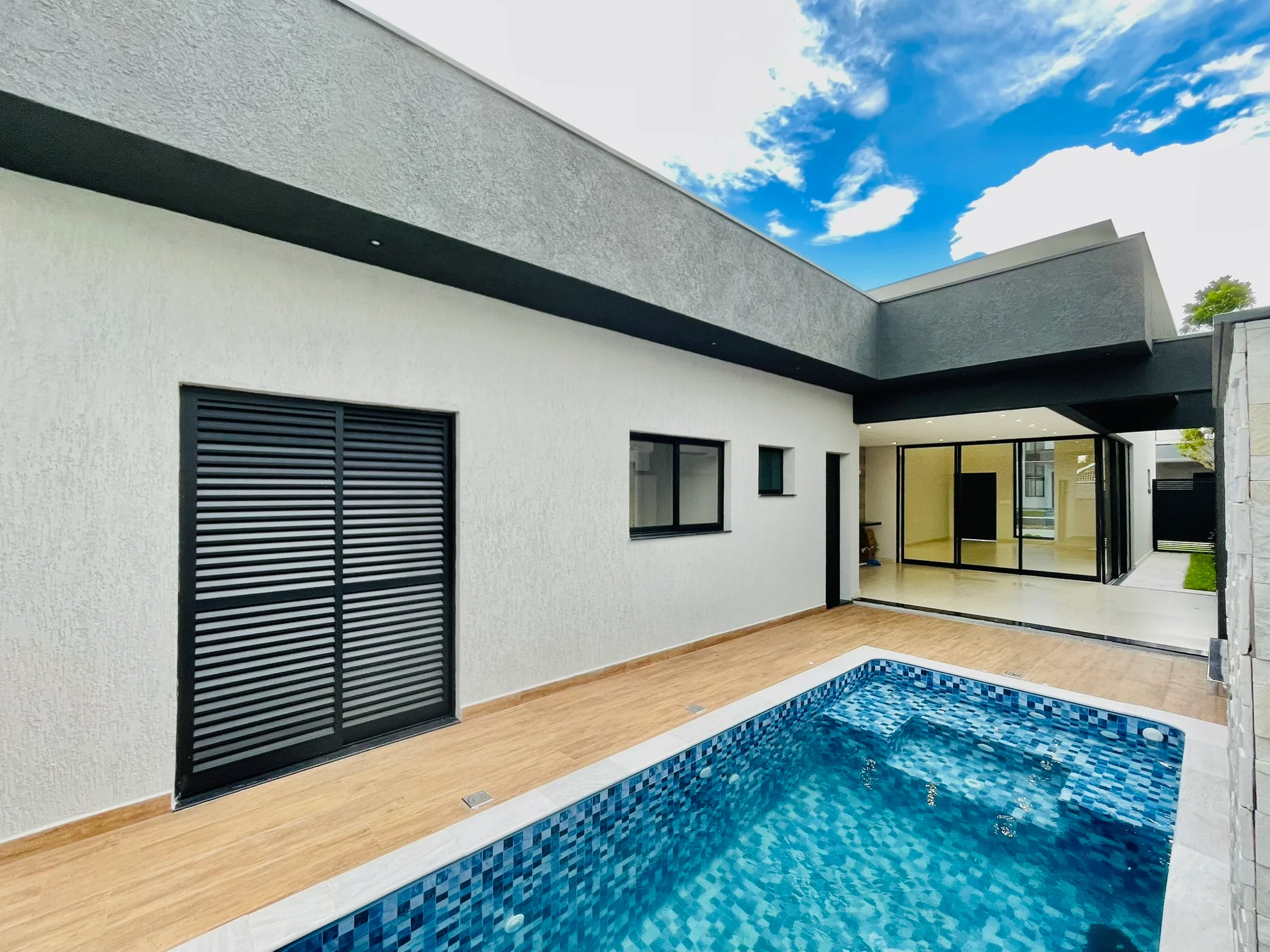 Casa à venda com 3 suítes no Condomínio Ouro Ville em Taubaté/SP. 