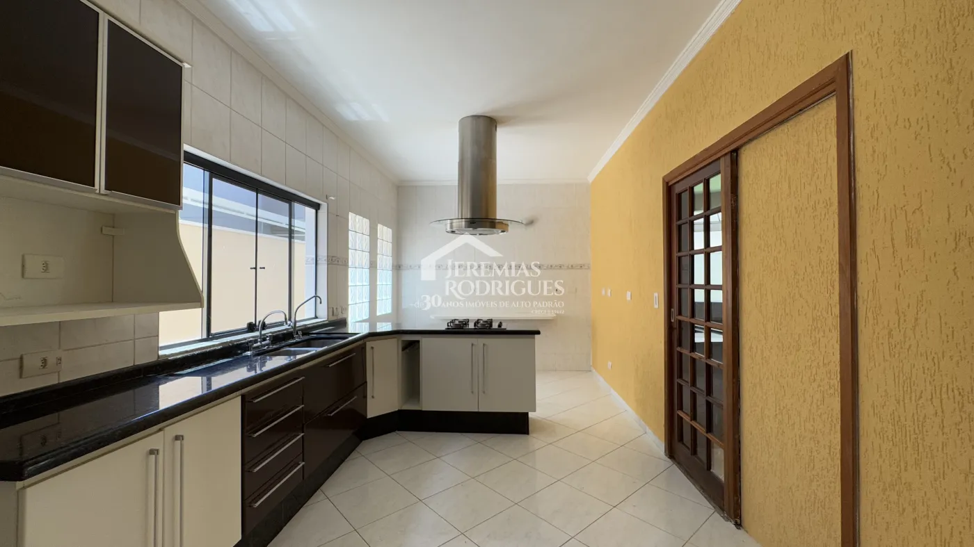 Casa para venda e locação com 4 dormitórios no Condomínio Real Ville I em Pindamonhangaba/SP.