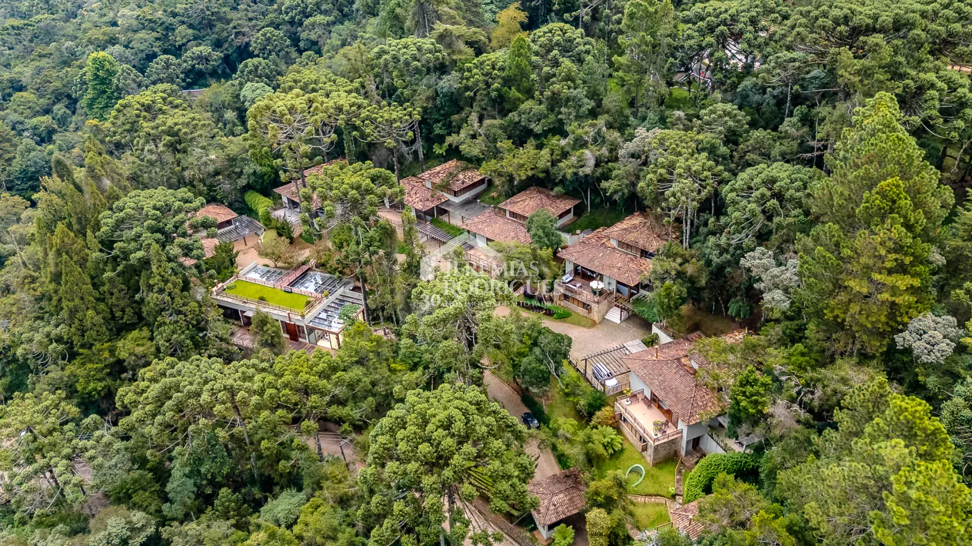 Casa para venda com 5 suítes no Condomínio Villandry em Campos do Jordão/SP