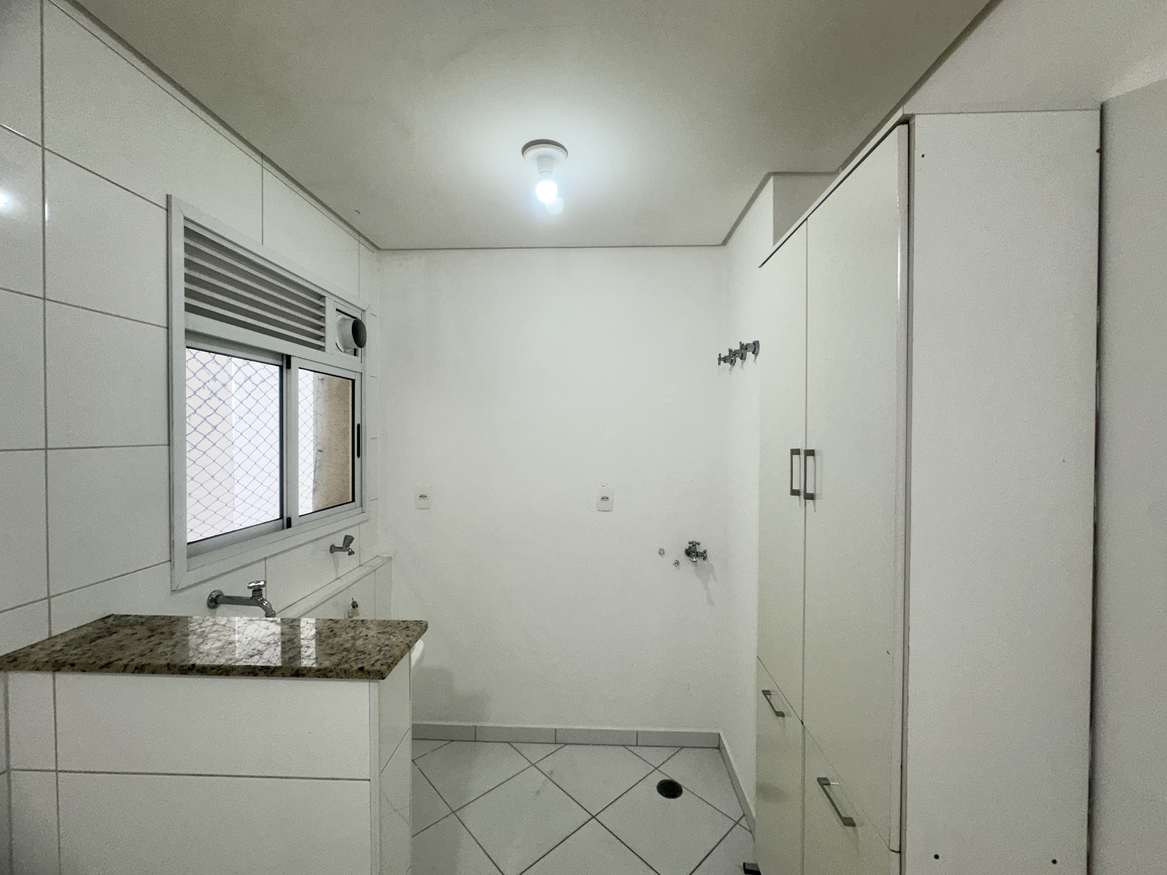 Apartamento para locação com 2 dormitórios, 75 m² no Edifício Camburi em Taubaté/SP