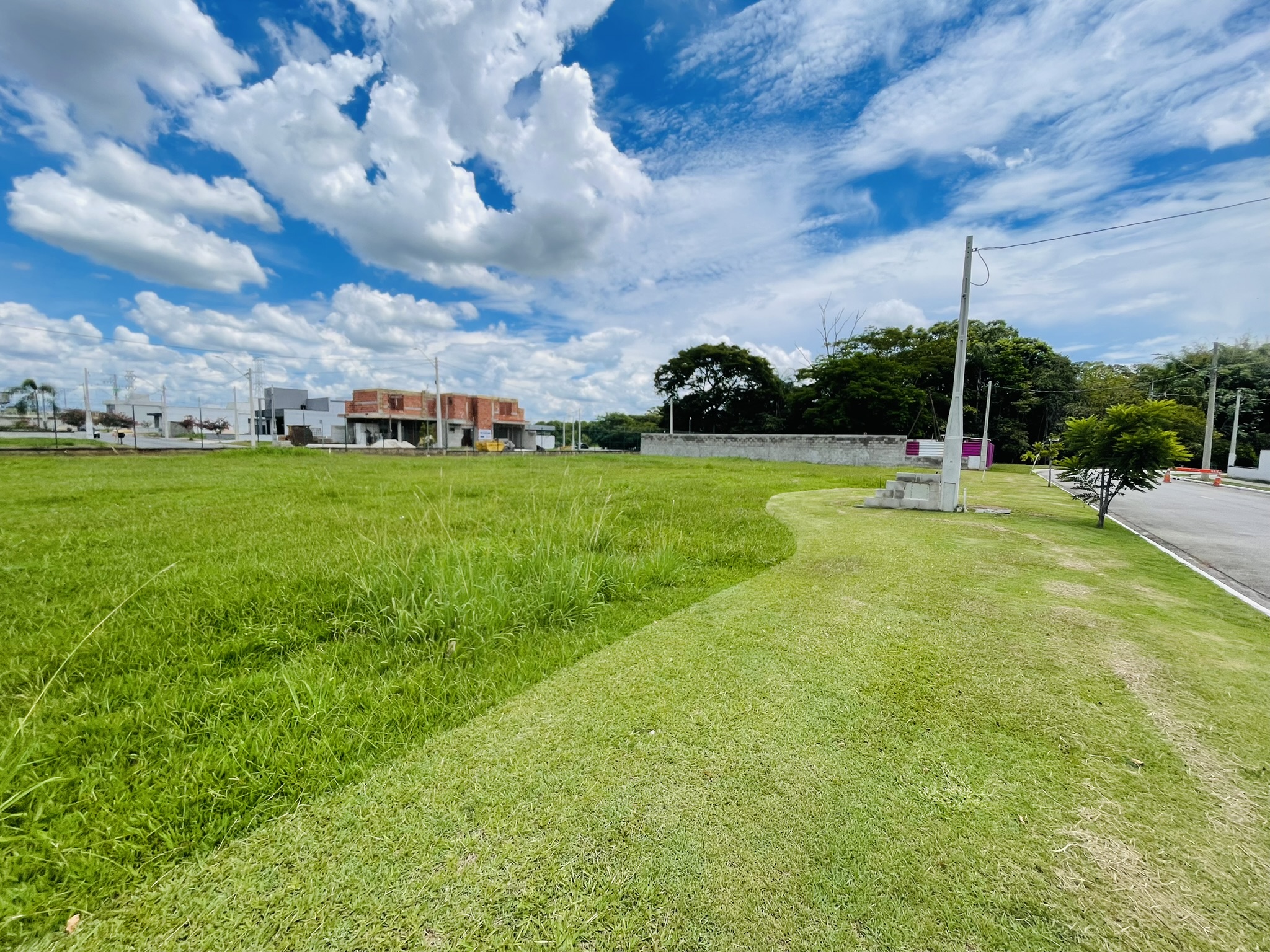 Terreno à venda com 420 m² no Condomínio Reserva Bonsucesso em Pindamonhangaba/SP. 