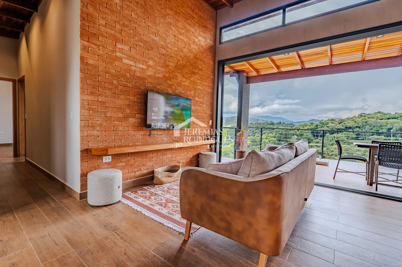 Casa à venda térrea com 2 suítes no Condomínio Parque da Mantiqueira em Santo Antônio do Pinhal/SP.