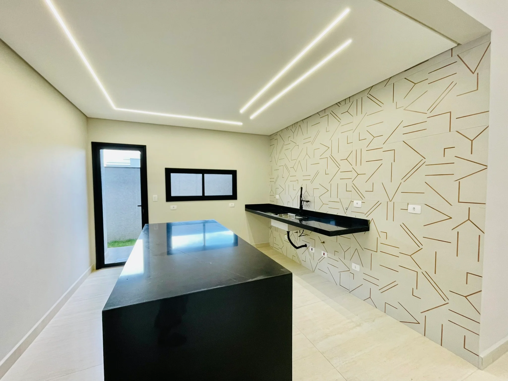 Casa à venda com 3 suítes no Condomínio Ouro Ville em Taubaté/SP. 